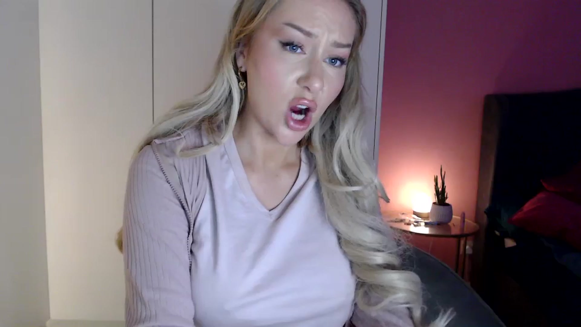 Gallery image thumbnail from PetiteAvax's myfreecams stream on, 12/27/2023, 20:31 image 11 of 20