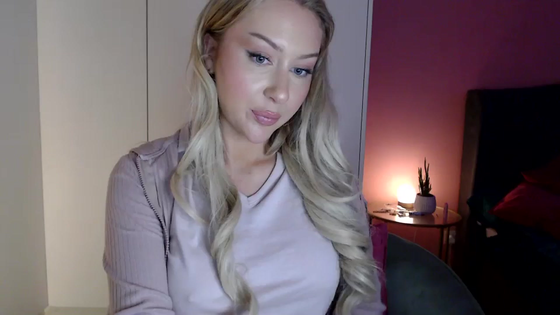 Gallery image thumbnail from PetiteAvax's myfreecams stream on, 12/27/2023, 20:31 image 14 of 20