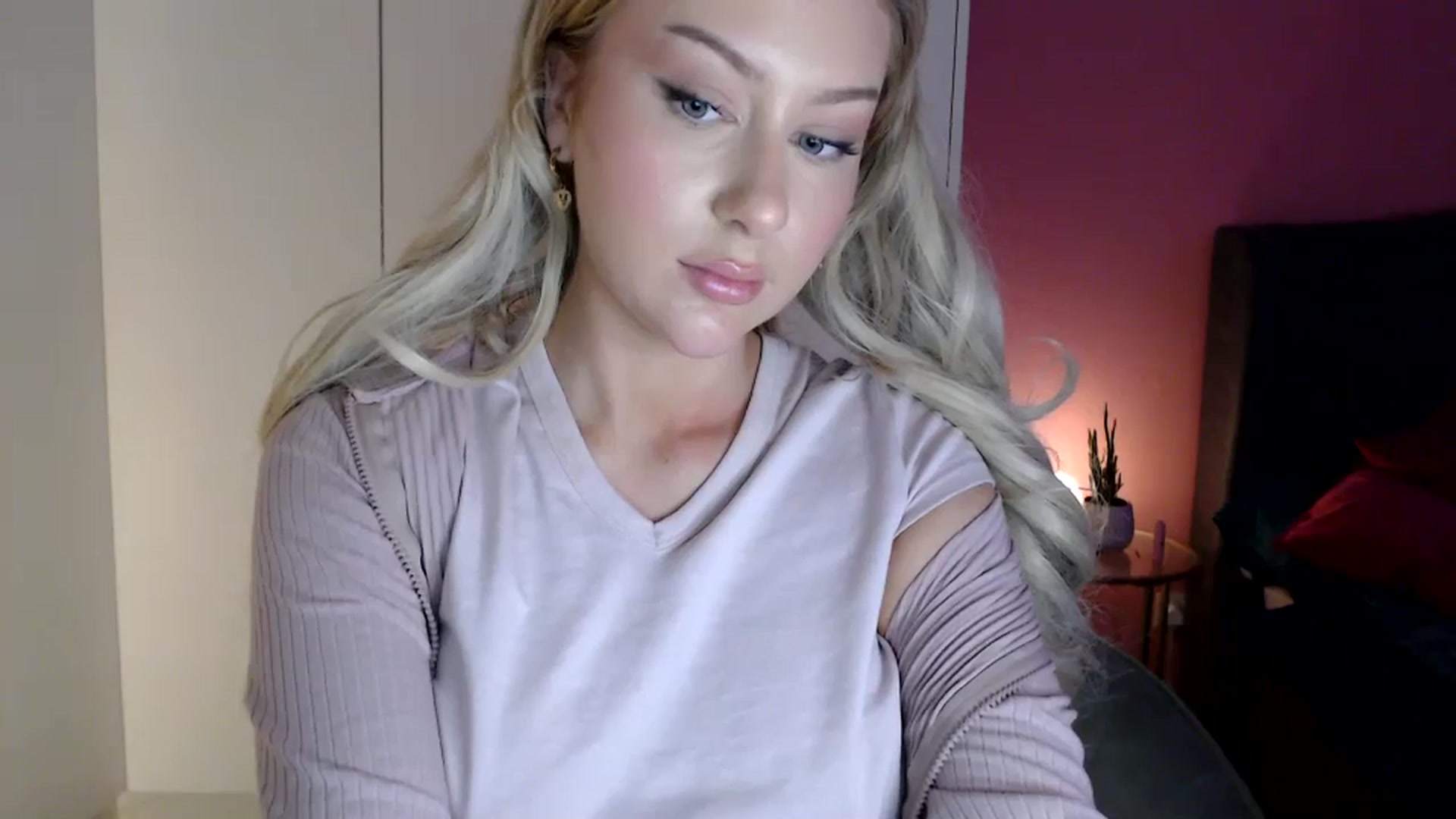 Gallery image thumbnail from PetiteAvax's myfreecams stream on, 12/27/2023, 20:31 image 15 of 20