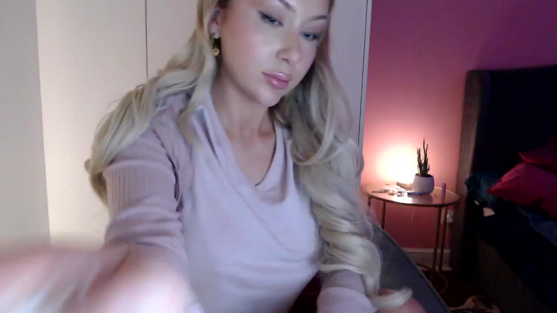 Gallery image thumbnail from PetiteAvax's myfreecams stream on, 12/27/2023, 20:49 image 4 of 20