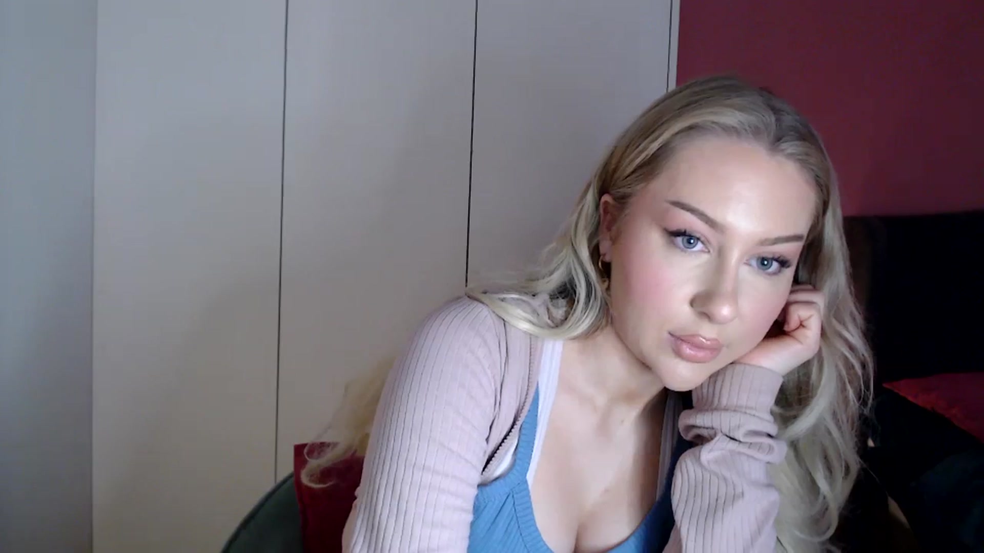 Gallery image thumbnail from PetiteAvax's myfreecams stream on, 12/28/2023, 21:40 image 4 of 20