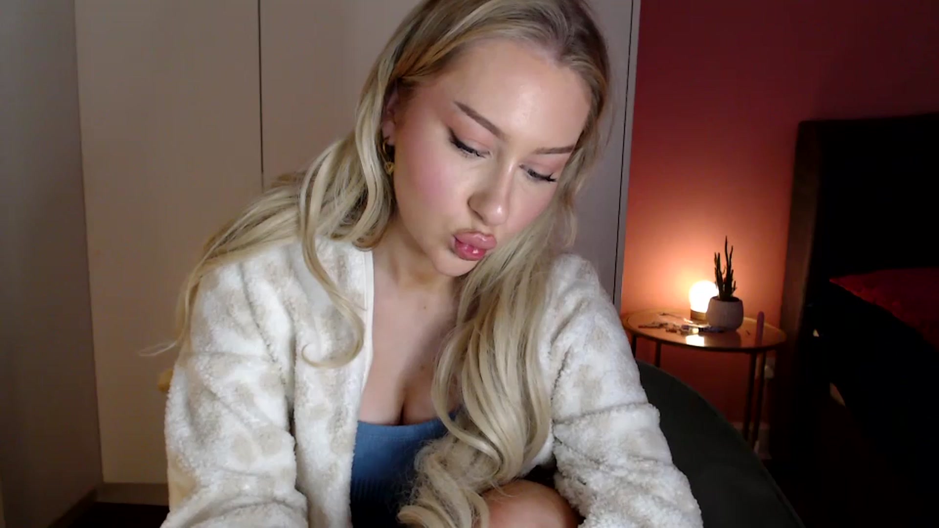 Gallery image thumbnail from PetiteAvax's myfreecams stream on, 12/28/2023, 21:40 image 17 of 20