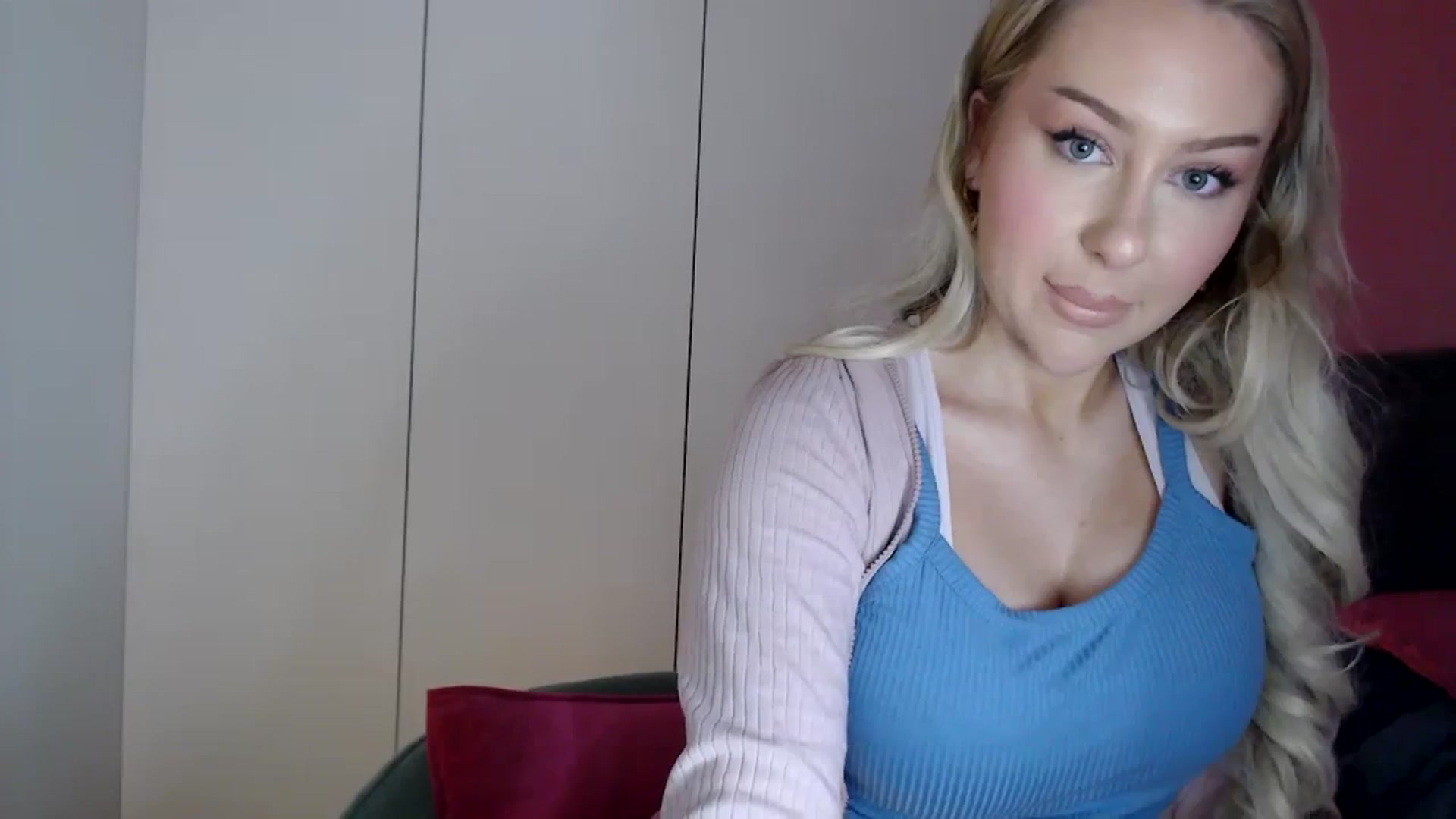 Gallery image thumbnail from PetiteAvax's myfreecams stream on, 12/28/2023, 21:40 image 6 of 20