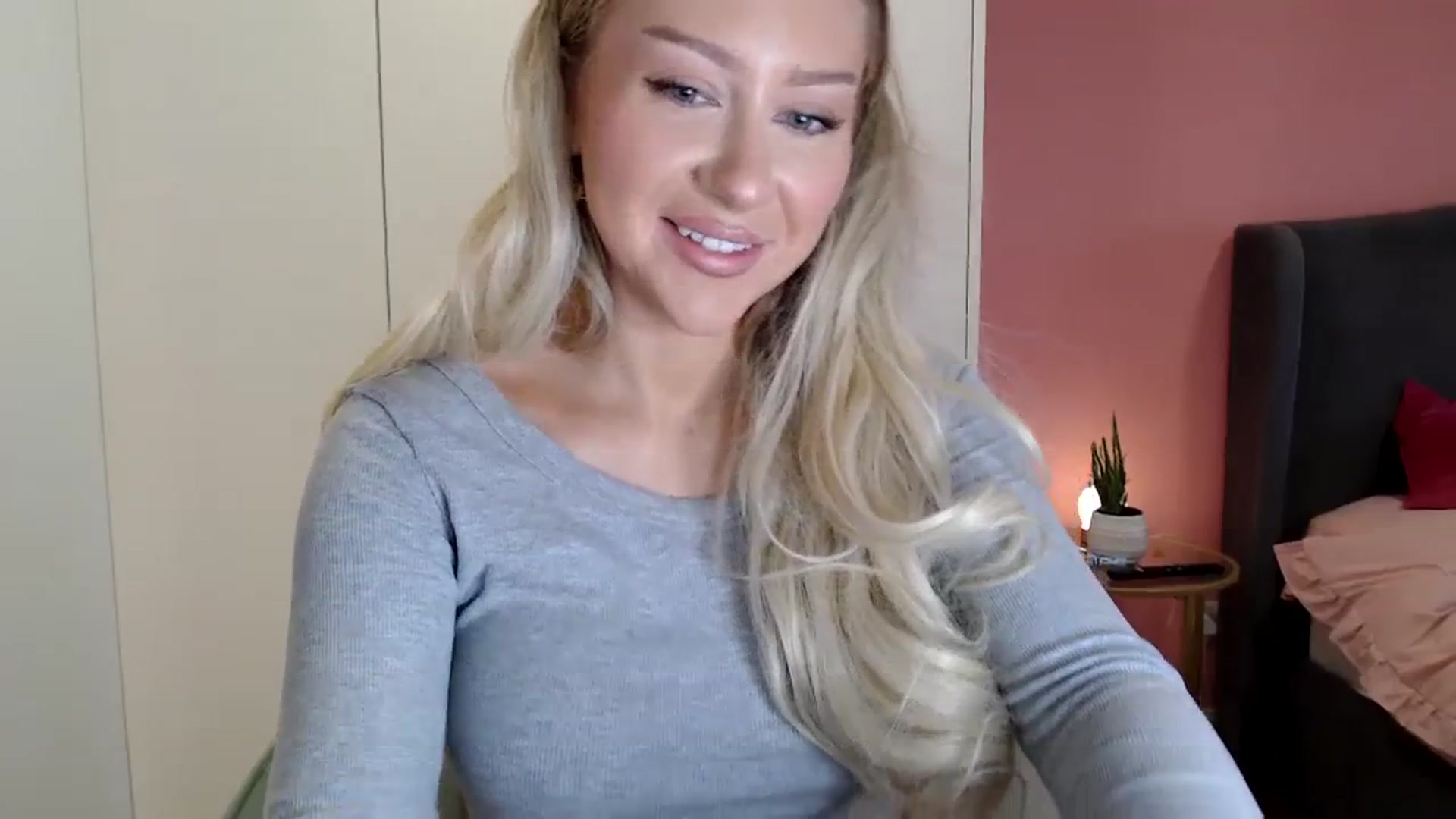 Gallery image thumbnail from PetiteAvax's myfreecams stream on, 12/30/2023, 15:54 image 7 of 20