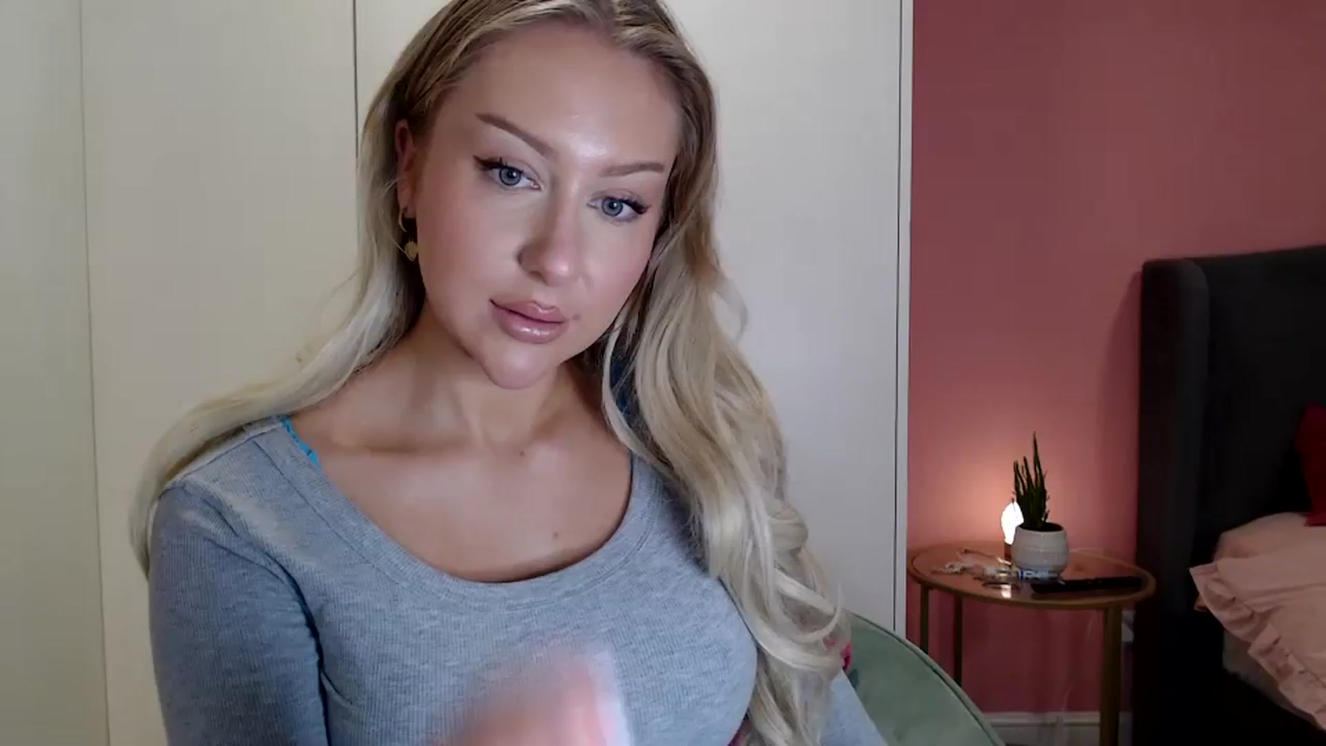 Gallery image thumbnail from PetiteAvax's myfreecams stream on, 12/30/2023, 18:22 image 12 of 20