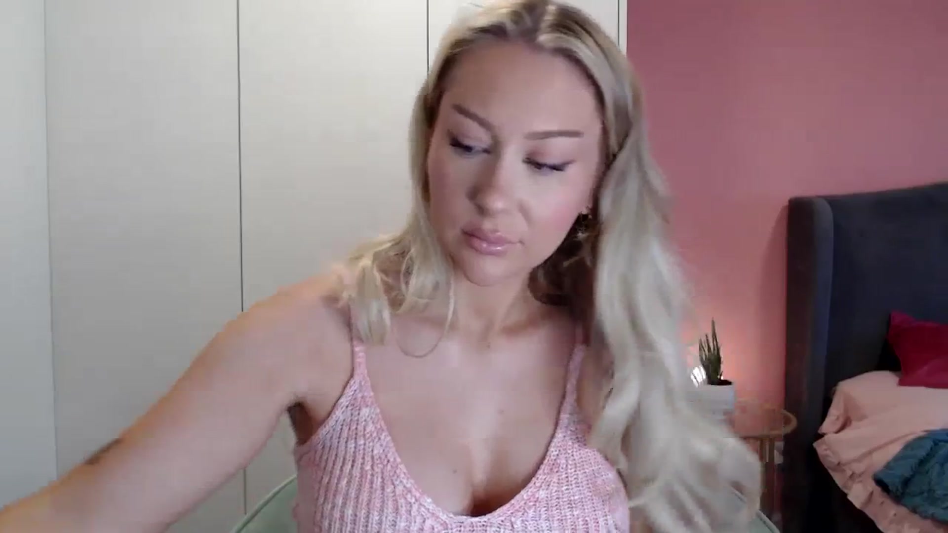 Gallery image thumbnail from PetiteAvax's myfreecams stream on, 12/31/2023, 16:40 image 3 of 20