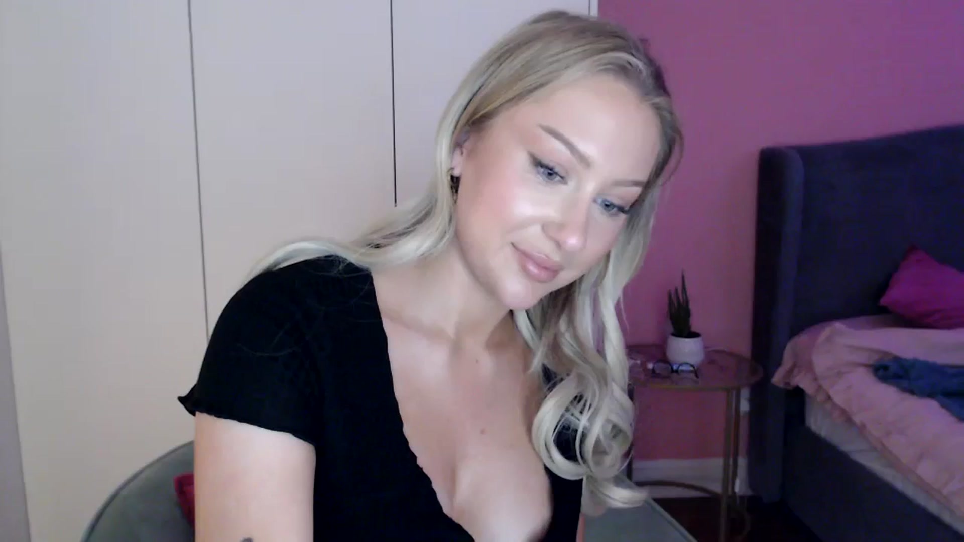 Gallery image thumbnail from PetiteAvax's myfreecams stream on, 01/01/2024, 21:09 image 1 of 20