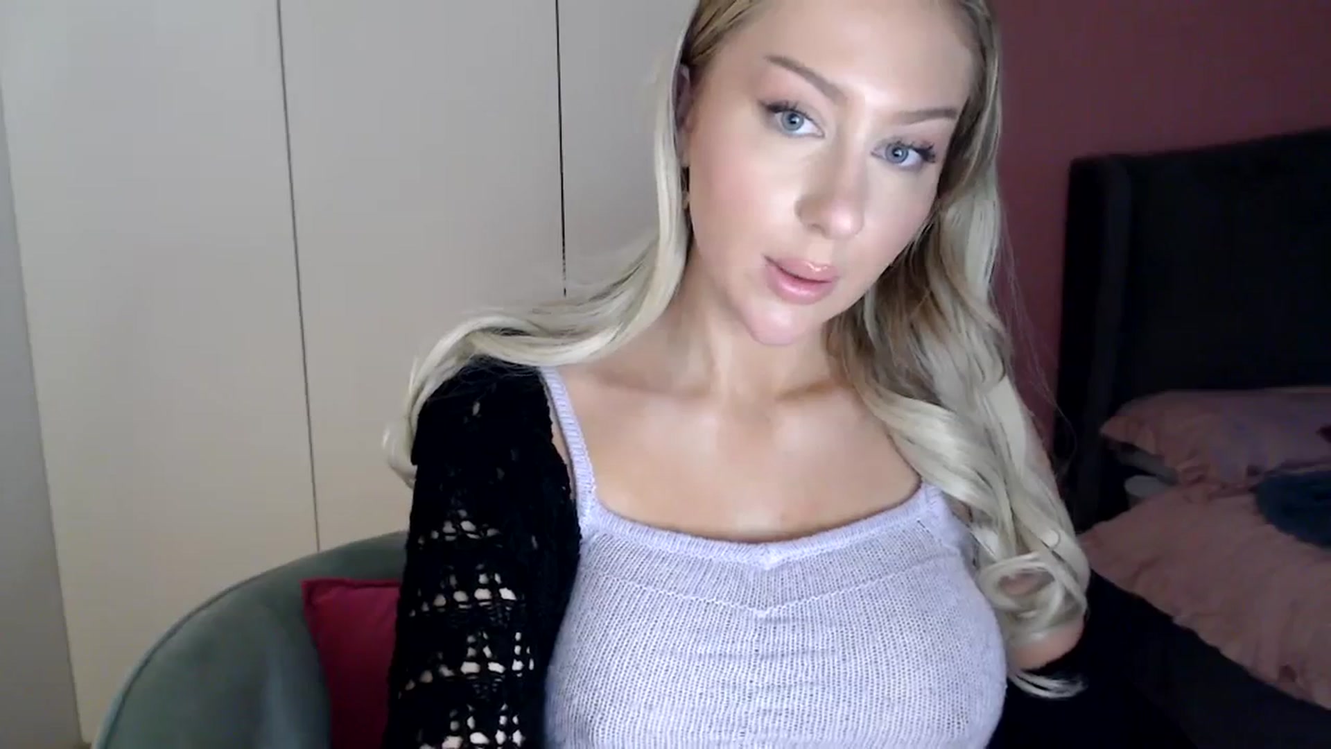 Gallery image thumbnail from PetiteAvax's myfreecams stream on, 01/02/2024, 16:19 image 18 of 20