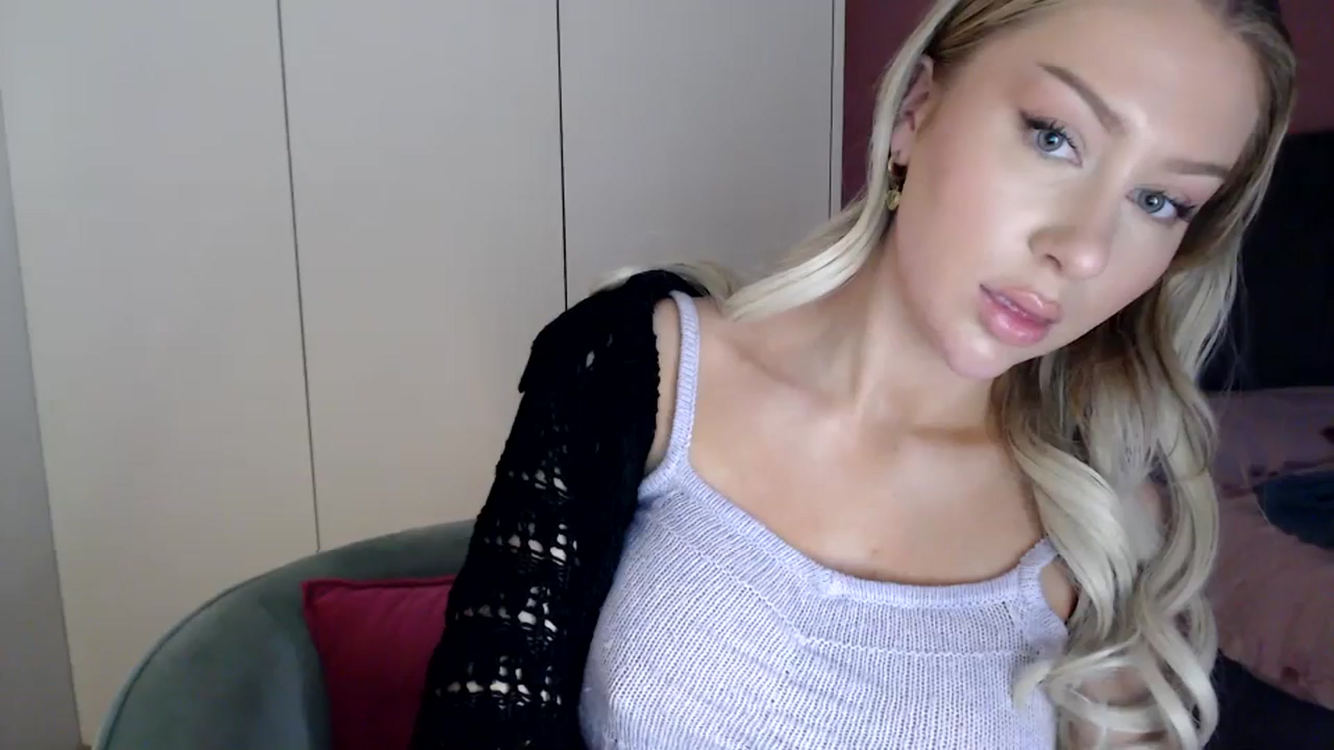 Gallery image thumbnail from PetiteAvax's myfreecams stream on, 01/02/2024, 16:19 image 17 of 20