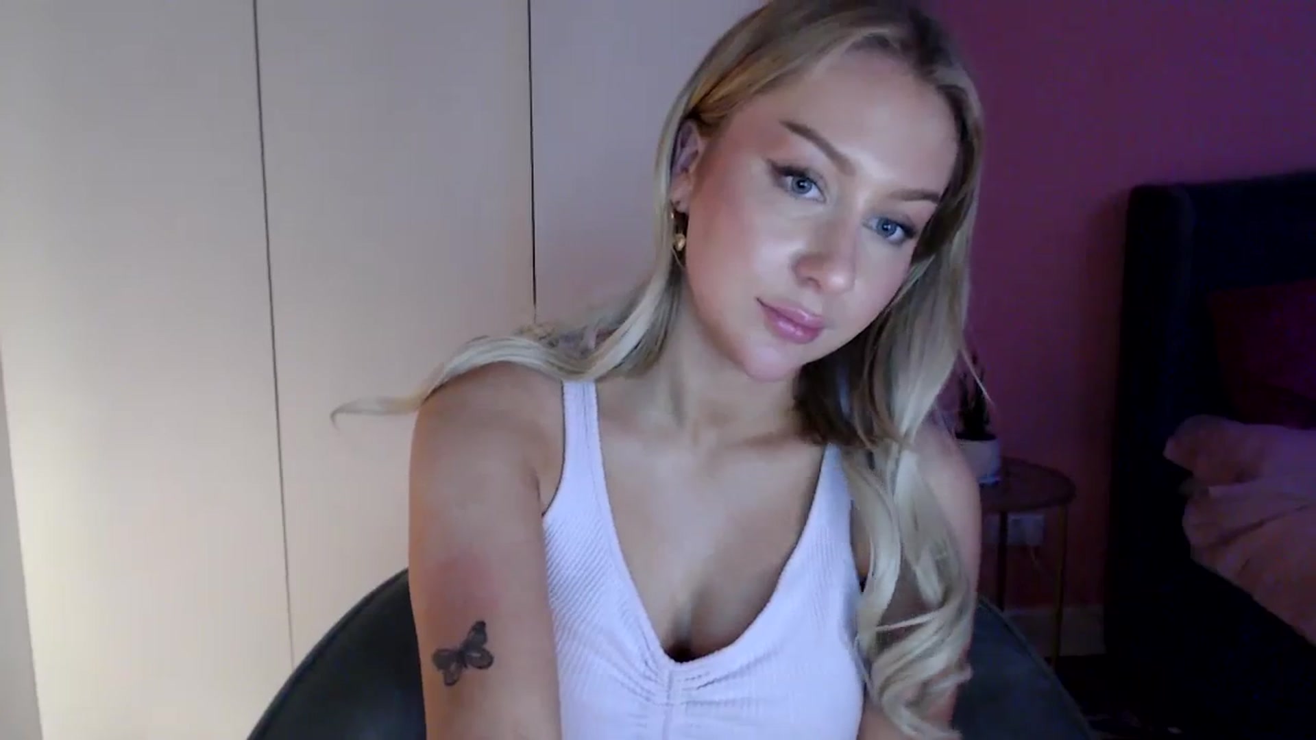 Gallery image thumbnail from PetiteAvax's myfreecams stream on, 01/04/2024, 24:33 image 19 of 20