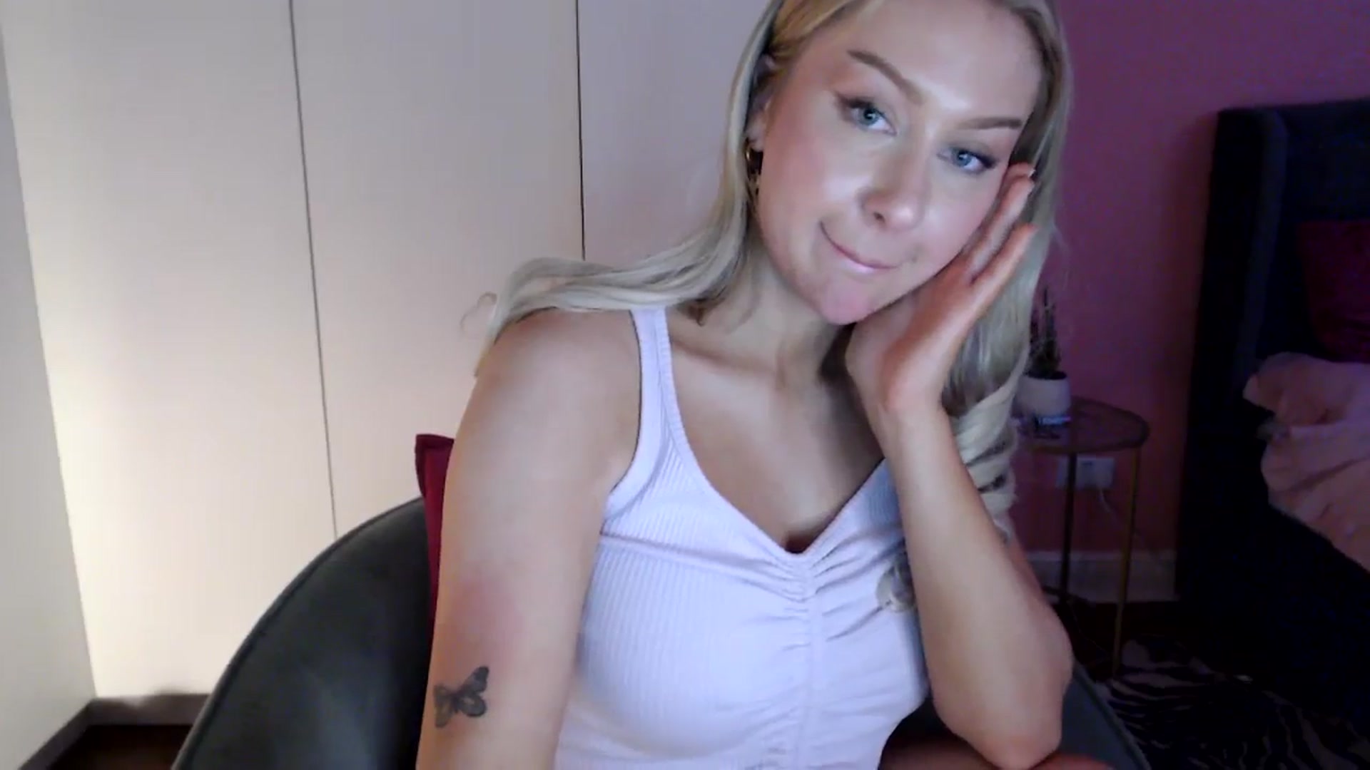 Gallery image thumbnail from PetiteAvax's myfreecams stream on, 01/04/2024, 24:33 image 13 of 20