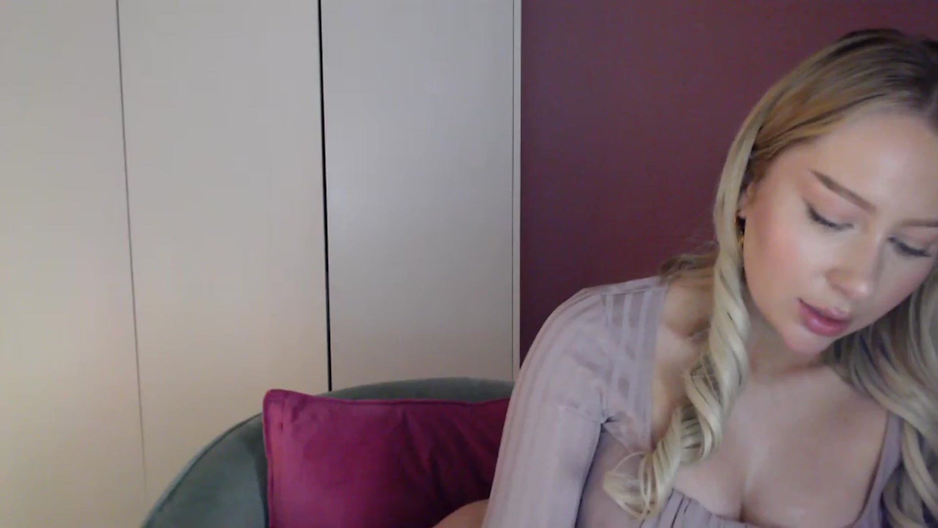 Gallery image thumbnail from PetiteAvax's myfreecams stream on, 01/06/2024, 20:44 image 6 of 20