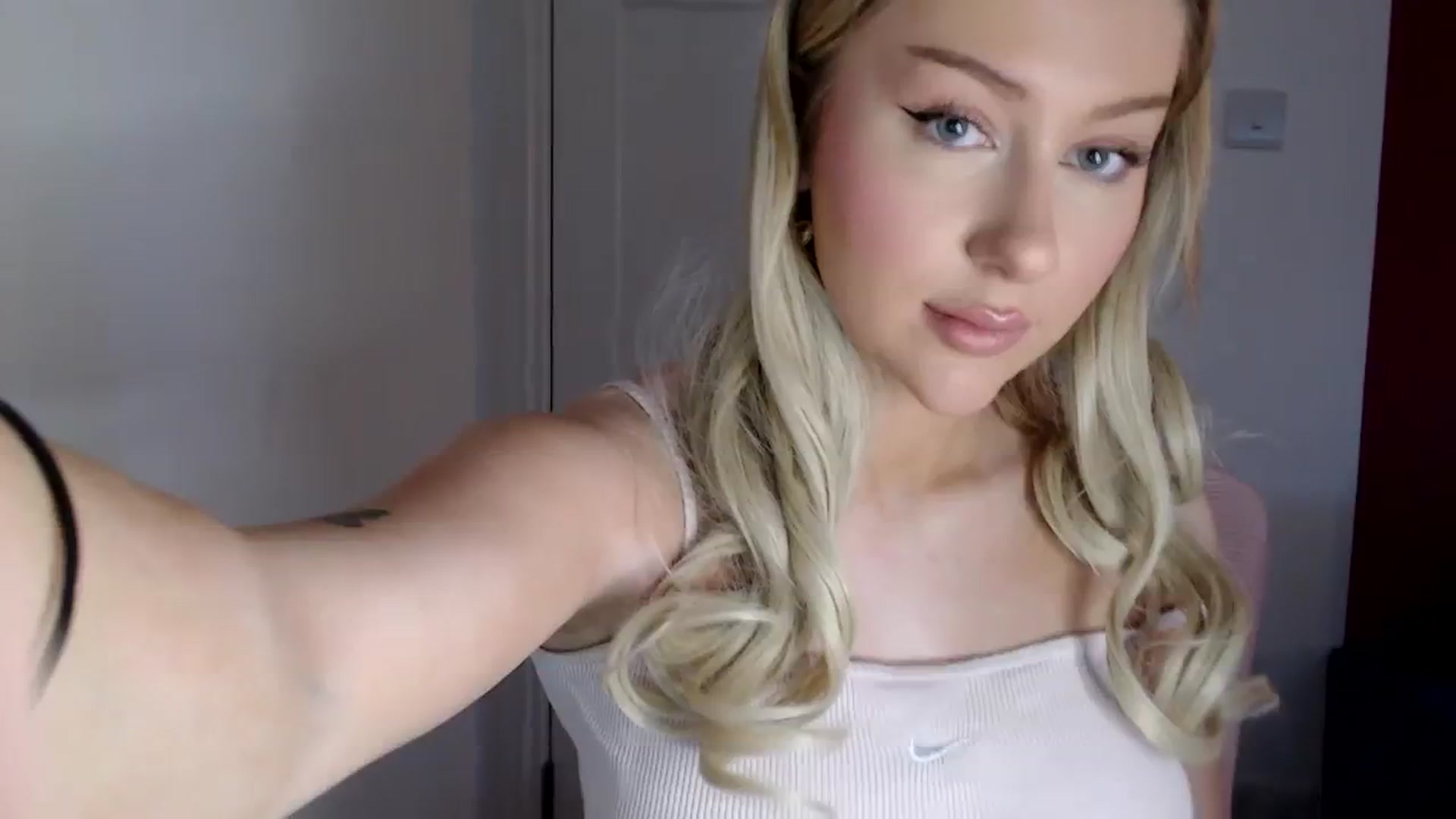 Gallery image thumbnail from PetiteAvax's myfreecams stream on, 01/08/2024, 15:35 image 19 of 20