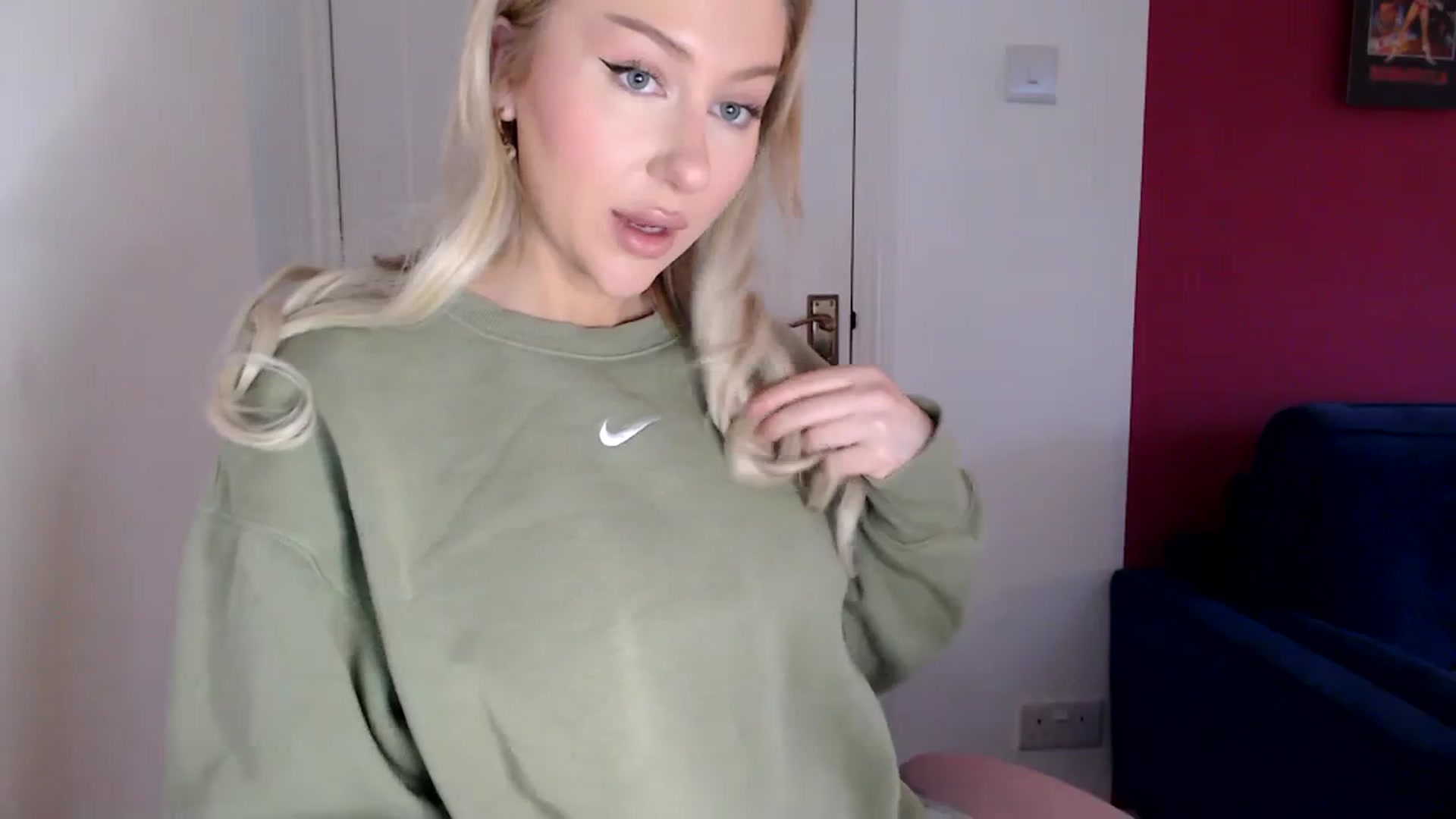 Gallery image thumbnail from PetiteAvax's myfreecams stream on, 01/08/2024, 15:35 image 8 of 20