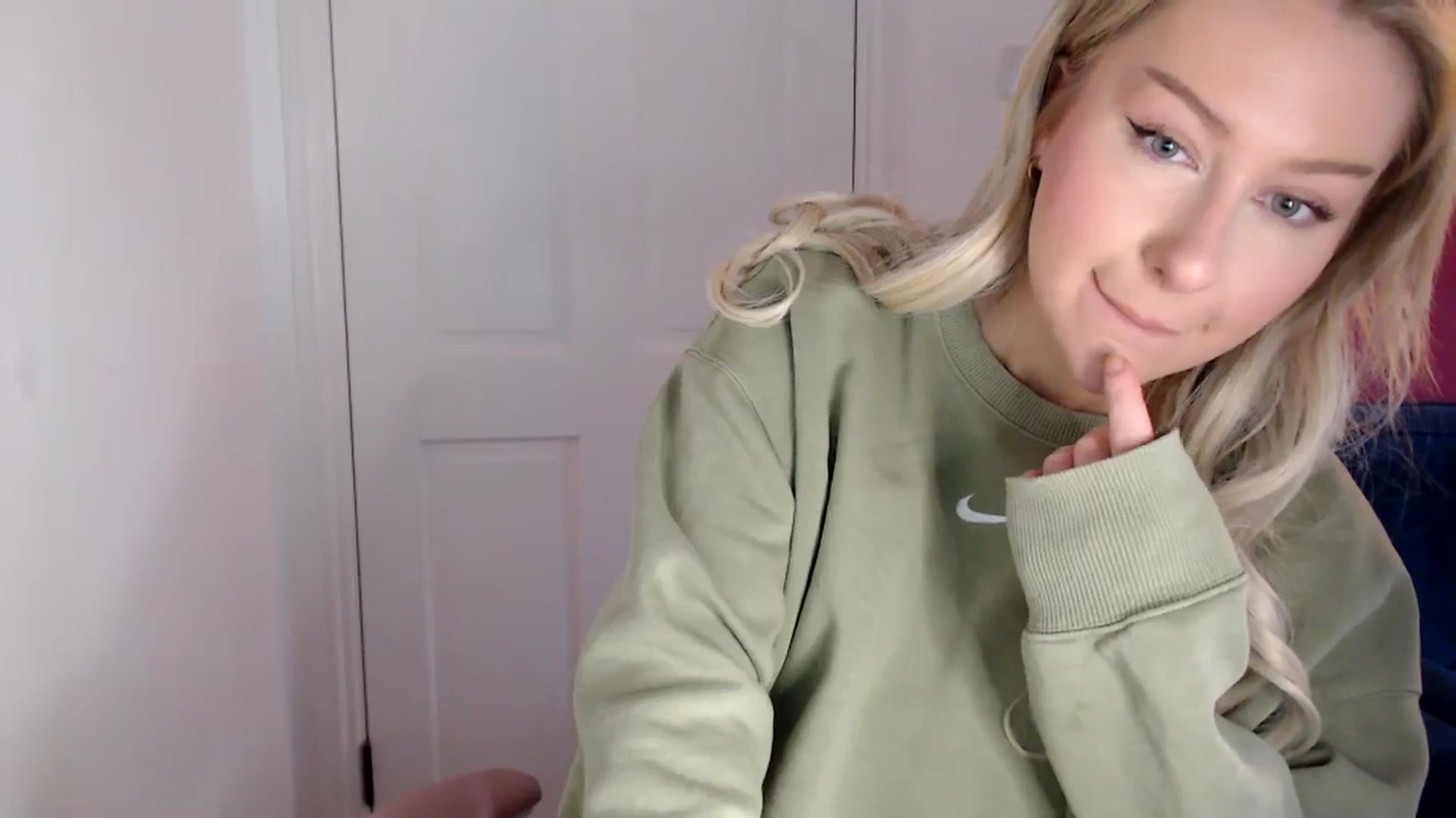 Gallery image thumbnail from PetiteAvax's myfreecams stream on, 01/08/2024, 15:35 image 7 of 20