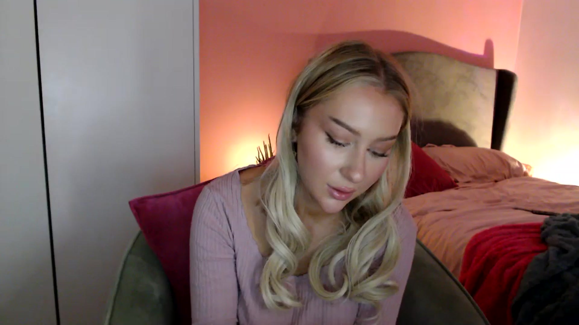 Gallery image thumbnail from PetiteAvax's myfreecams stream on, 01/09/2024, 18:41 image 12 of 20