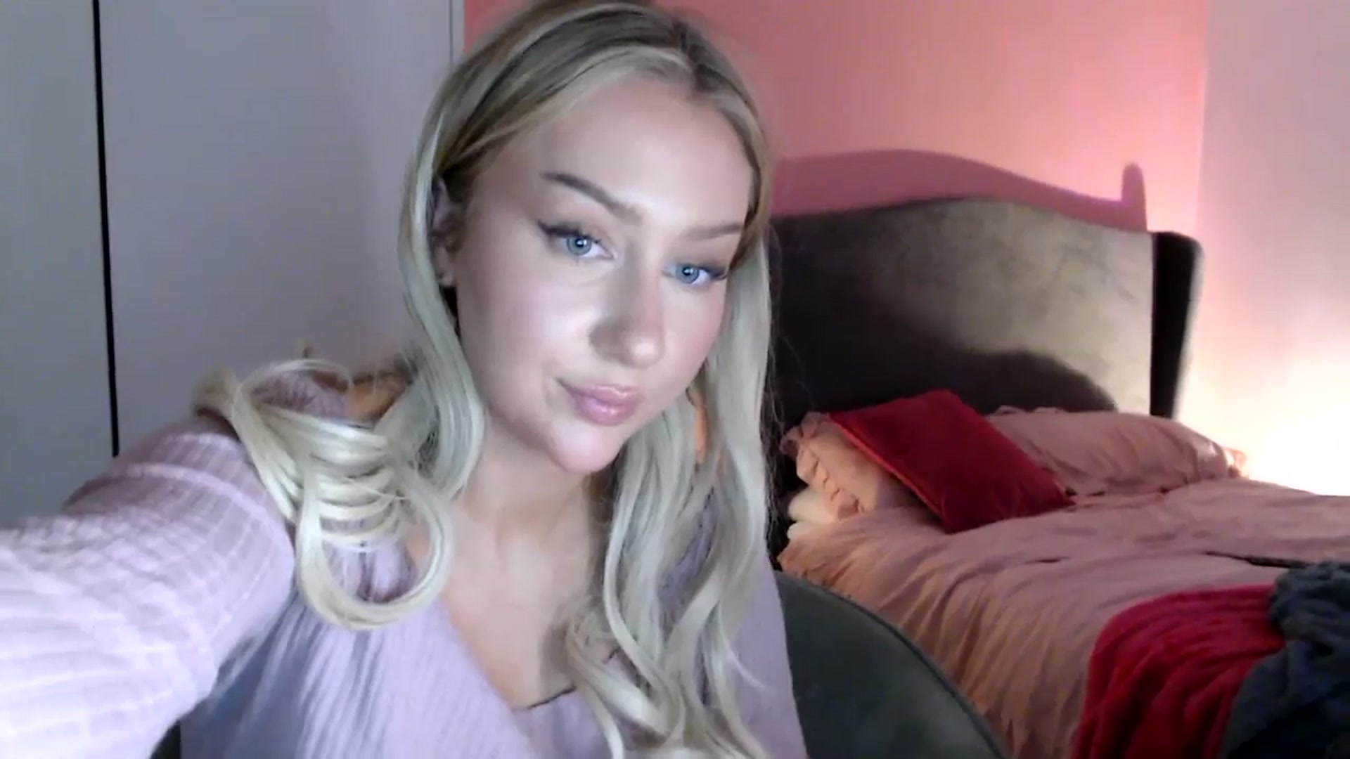 Gallery image thumbnail from PetiteAvax's myfreecams stream on, 01/09/2024, 18:41 image 18 of 20