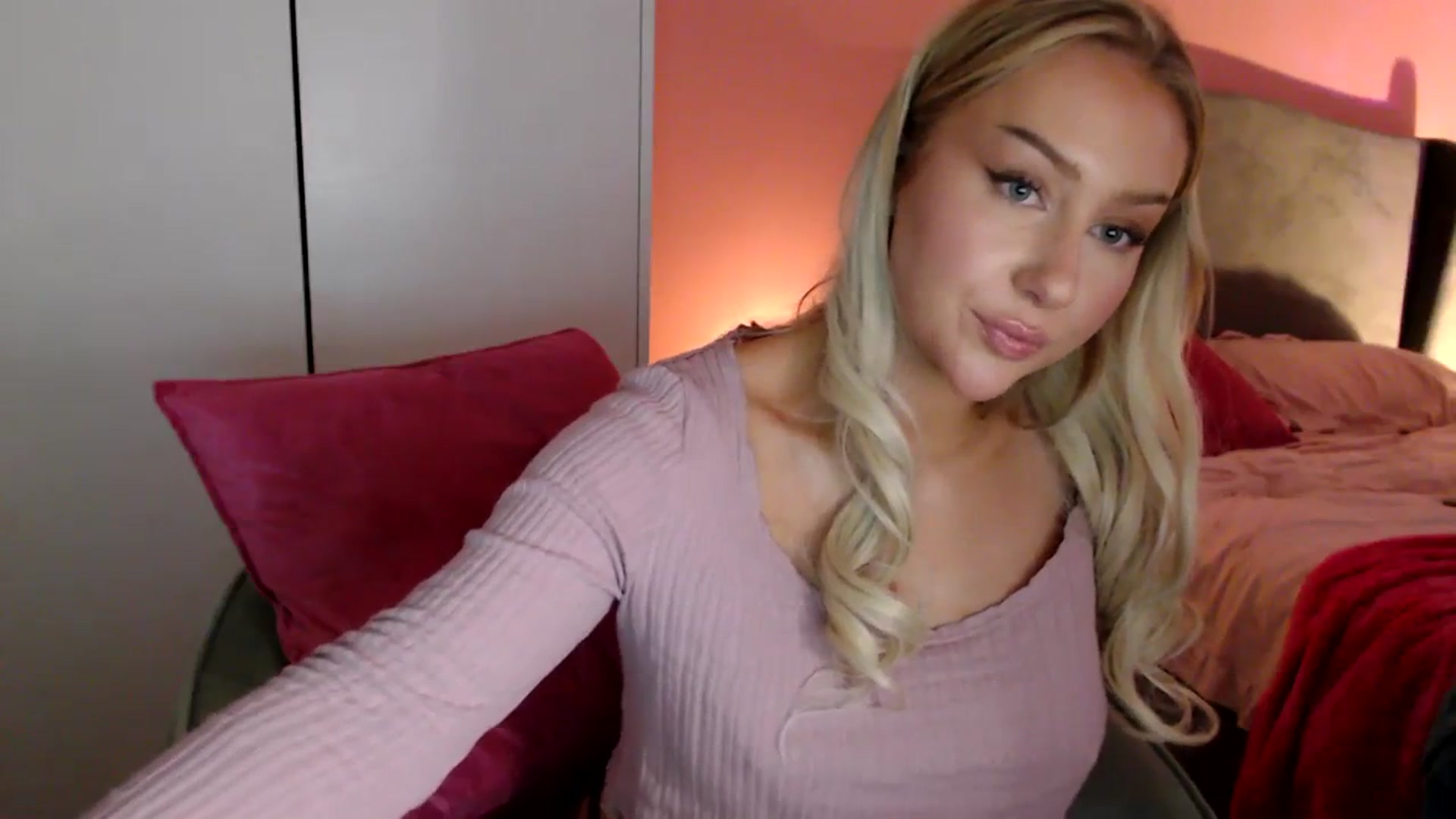 Gallery image thumbnail from PetiteAvax's myfreecams stream on, 01/09/2024, 18:41 image 7 of 20