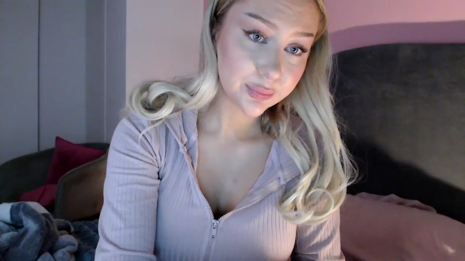 Gallery image thumbnail from PetiteAvax's myfreecams stream on, 01/10/2024, 17:54 image 1 of 20