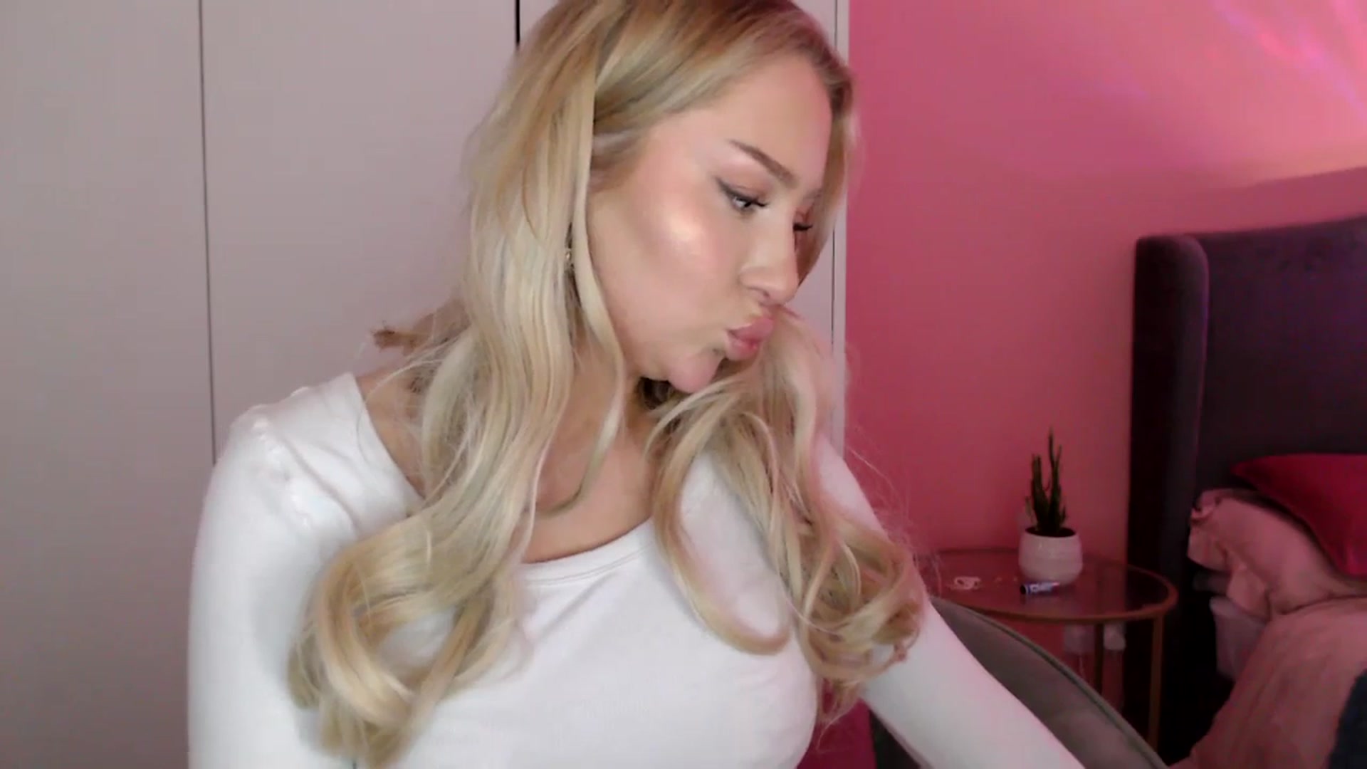 Gallery image thumbnail from PetiteAvax's myfreecams stream on, 01/11/2024, 18:21 image 12 of 20