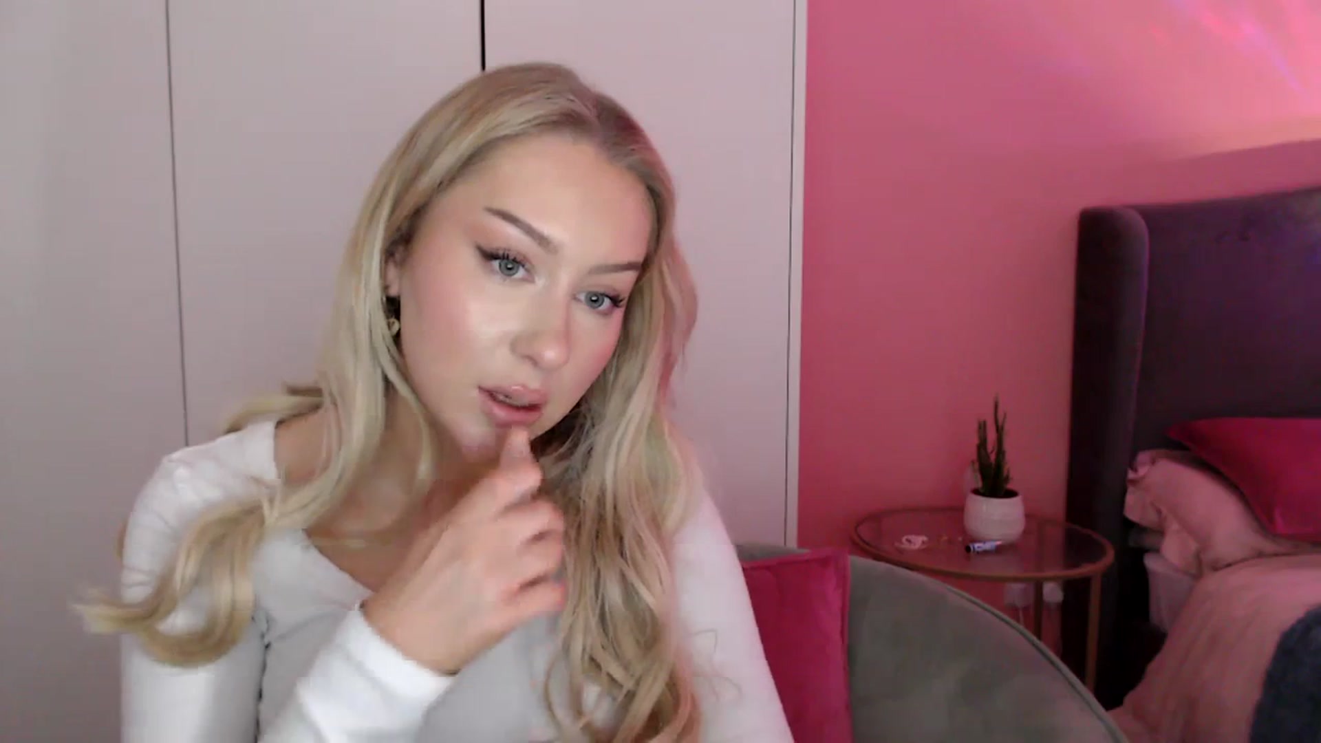 Gallery image thumbnail from PetiteAvax's myfreecams stream on, 01/11/2024, 18:21 image 8 of 20