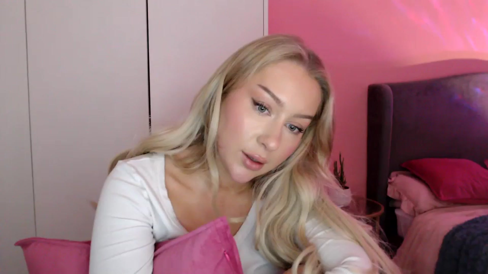 Gallery image thumbnail from PetiteAvax's myfreecams stream on, 01/11/2024, 18:21 image 17 of 20