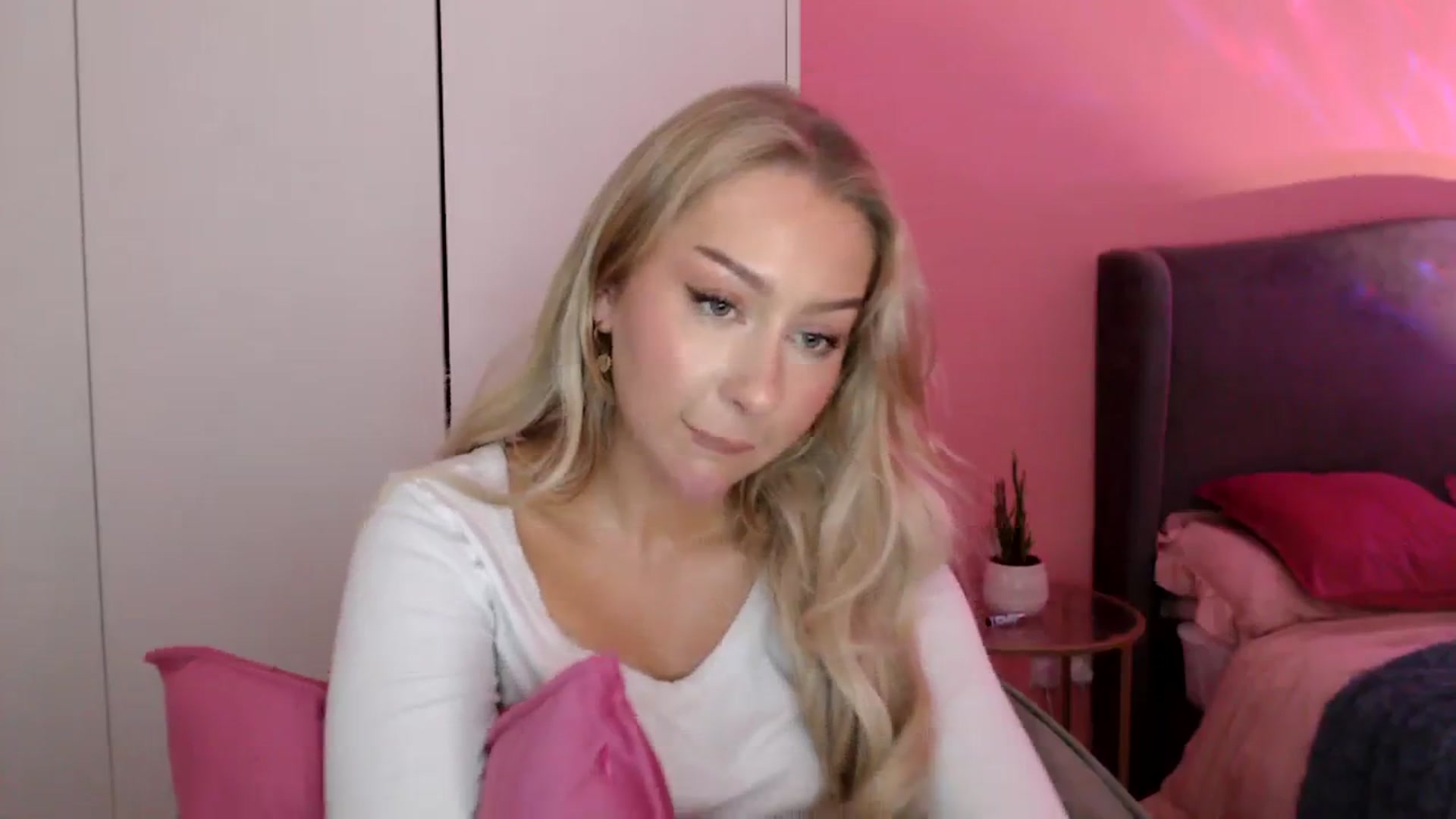 Gallery image thumbnail from PetiteAvax's myfreecams stream on, 01/11/2024, 18:21 image 16 of 20