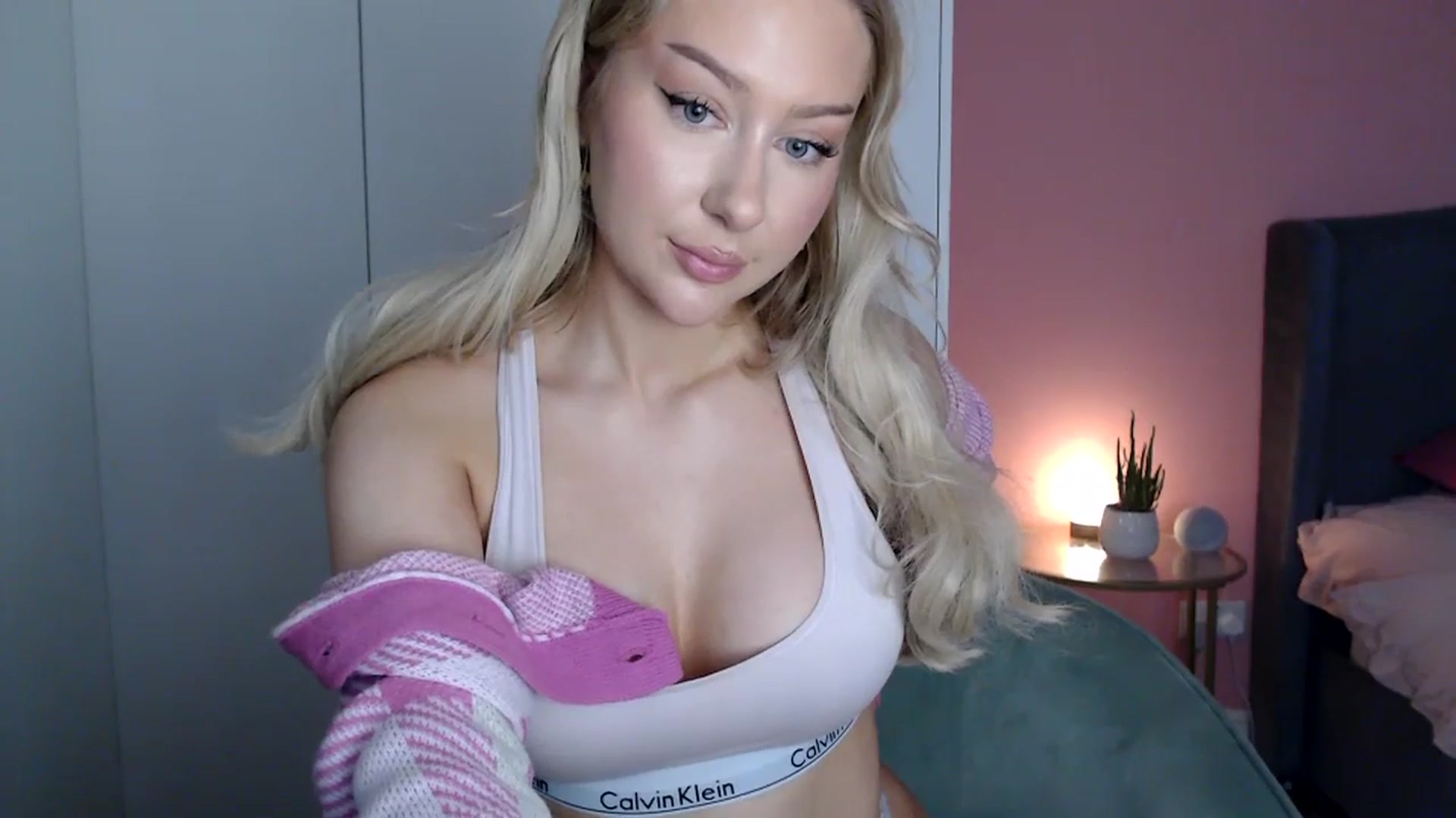Gallery image thumbnail from PetiteAvax's myfreecams stream on, 02/04/2024, 18:39 image 19 of 20