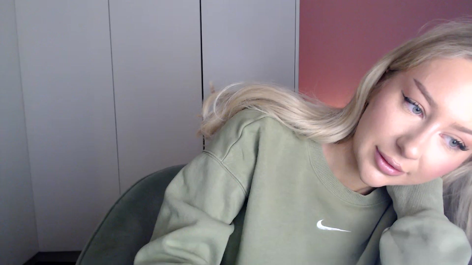 Gallery image thumbnail from PetiteAvax's myfreecams stream on, 02/04/2024, 18:55 image 13 of 20