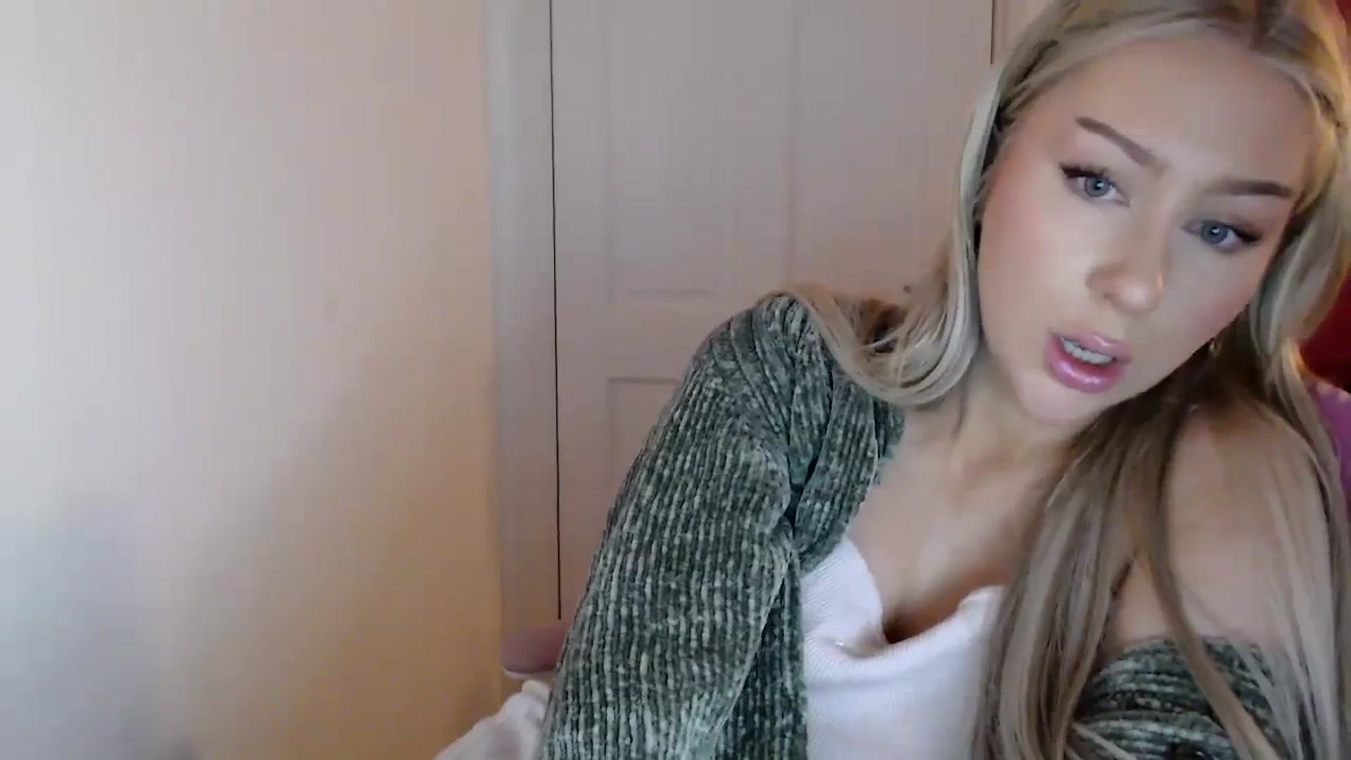 Gallery image thumbnail from PetiteAvax's myfreecams stream on, 02/12/2024, 21:10 image 4 of 20