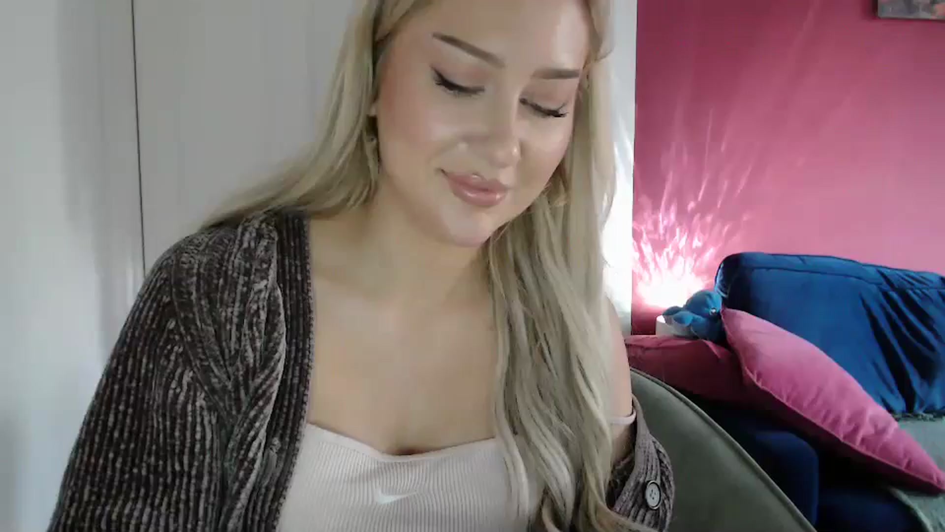 Gallery image thumbnail from PetiteAvax's myfreecams stream on, 03/06/2024, 17:22 image 1 of 20