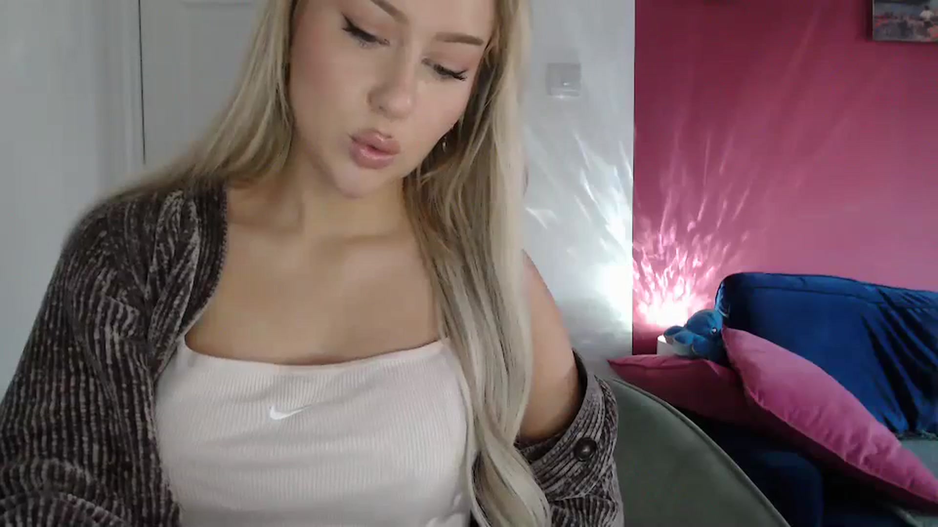 Gallery image thumbnail from PetiteAvax's myfreecams stream on, 03/06/2024, 17:22 image 20 of 20