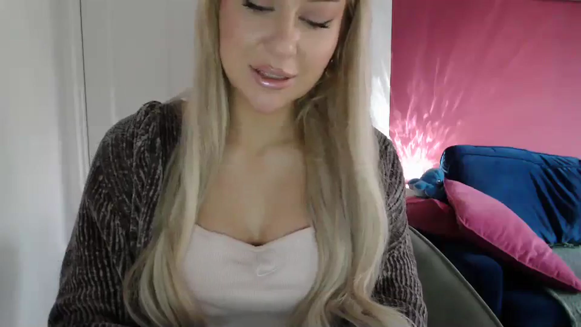 Gallery image thumbnail from PetiteAvax's myfreecams stream on, 03/06/2024, 17:22 image 12 of 20
