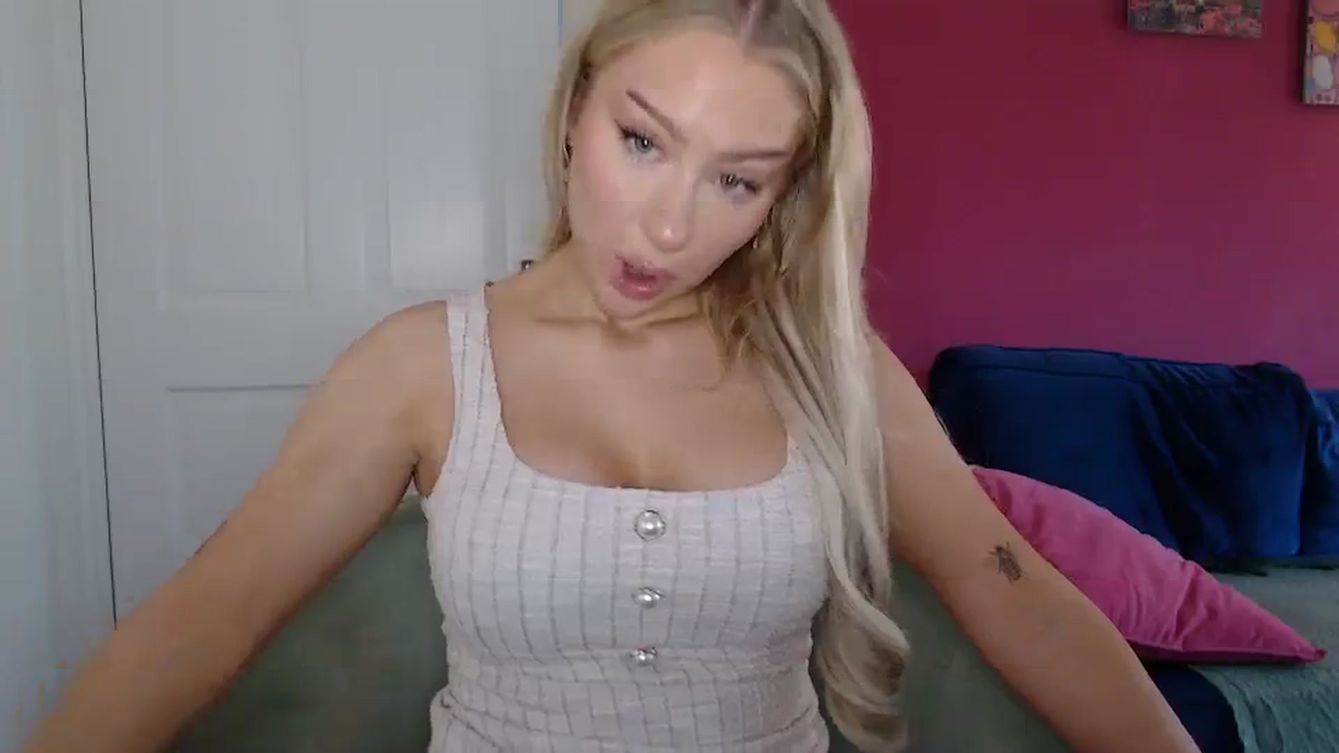 Gallery image thumbnail from PetiteAvax's myfreecams stream on, 03/09/2024, 14:51 image 9 of 20