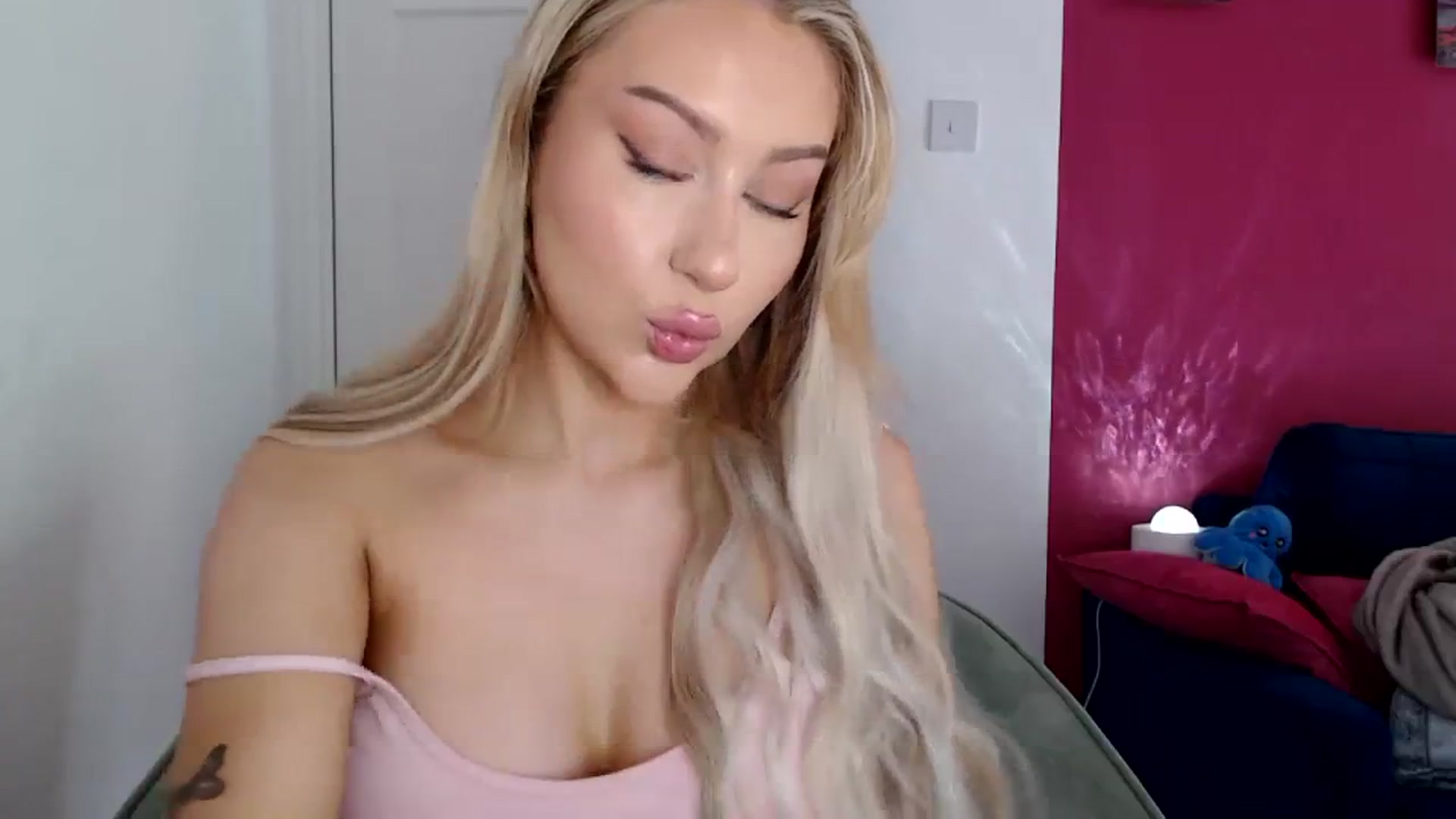 Gallery image thumbnail from PetiteAvax's myfreecams stream on, 03/15/2024, 14:02 image 11 of 20
