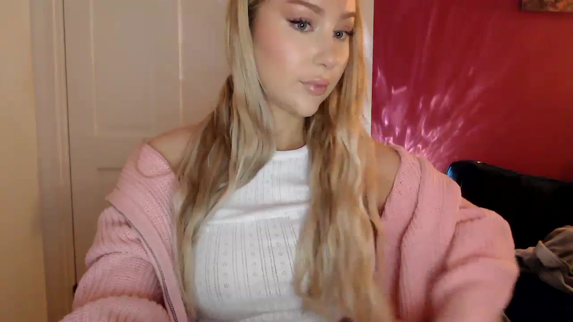 Gallery image thumbnail from PetiteAvax's myfreecams stream on, 04/04/2024, 23:28 image 17 of 20
