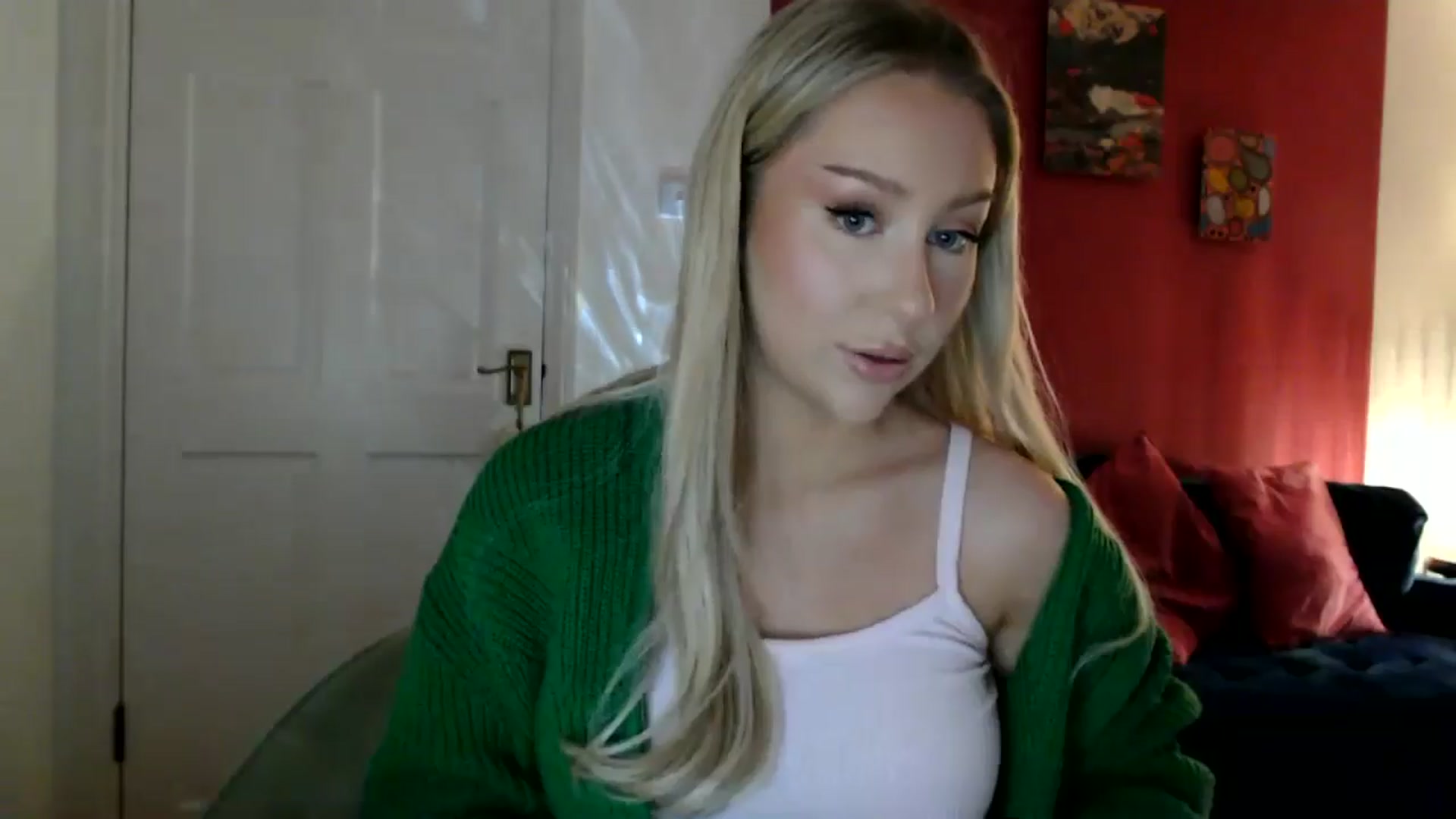 Gallery image thumbnail from PetiteAvax's myfreecams stream on, 05/04/2024, 20:05 image 16 of 20