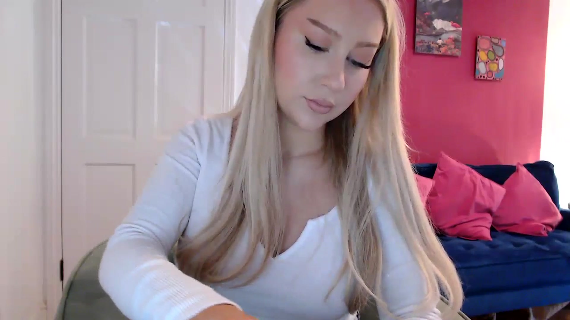 Gallery image thumbnail from PetiteAvax's myfreecams stream on, 05/05/2024, 18:12 image 12 of 20