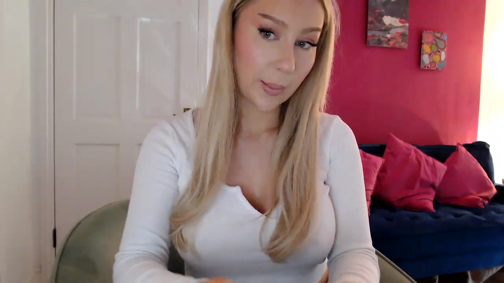 Gallery image thumbnail from PetiteAvax's myfreecams stream on, 05/05/2024, 18:12 image 8 of 20