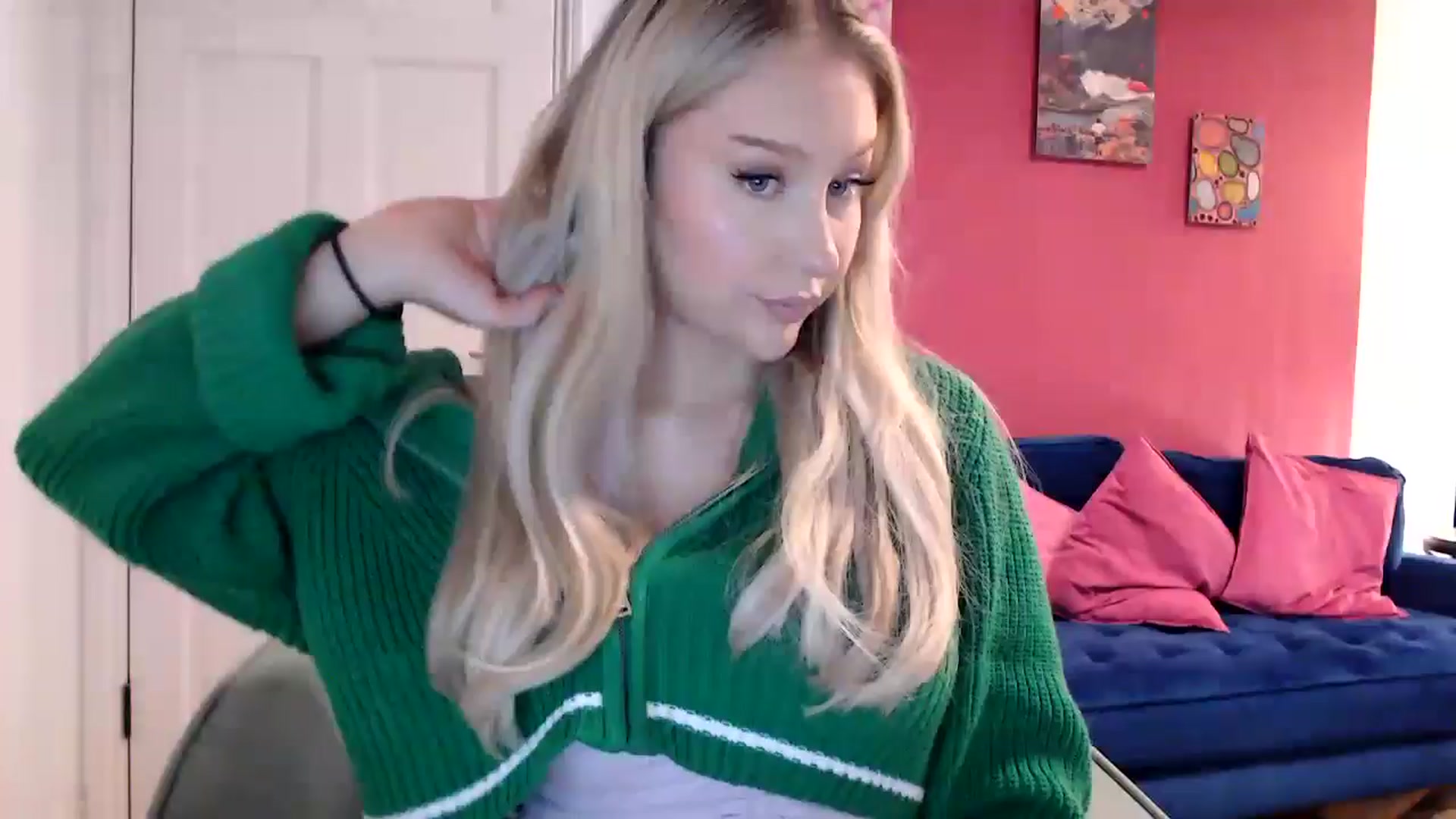 Gallery image thumbnail from PetiteAvax's myfreecams stream on, 05/05/2024, 20:35 image 1 of 20