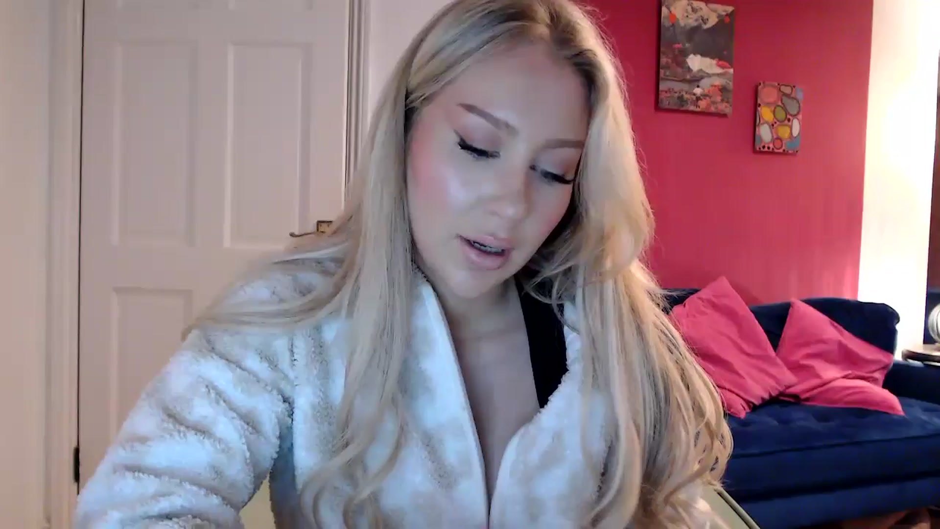 Gallery image thumbnail from PetiteAvax's myfreecams stream on, 05/06/2024, 20:07 image 1 of 20