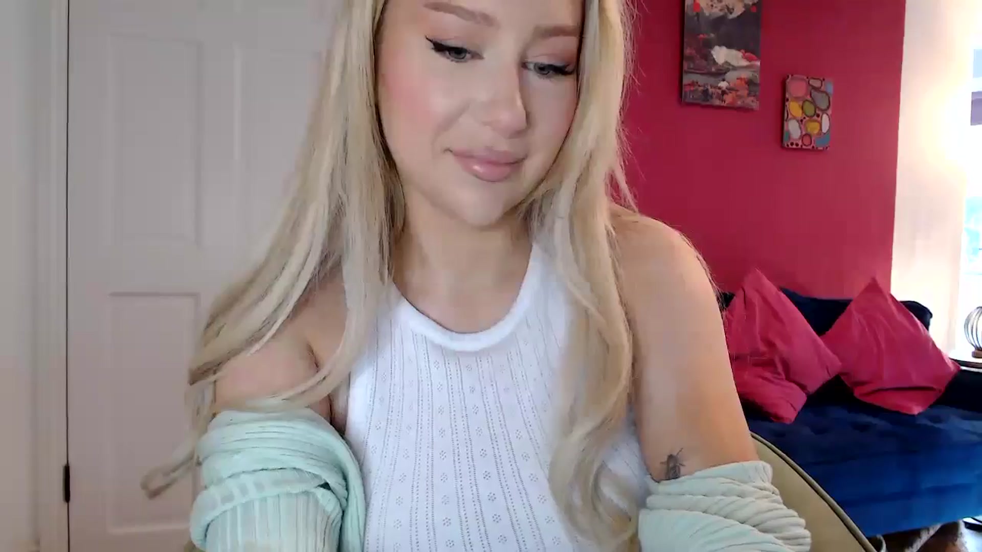 Gallery image thumbnail from PetiteAvax's myfreecams stream on, 05/07/2024, 16:22 image 5 of 20