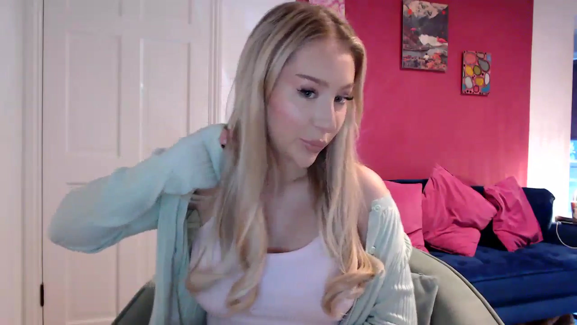 Gallery image thumbnail from PetiteAvax's myfreecams stream on, 05/07/2024, 18:52 image 13 of 20