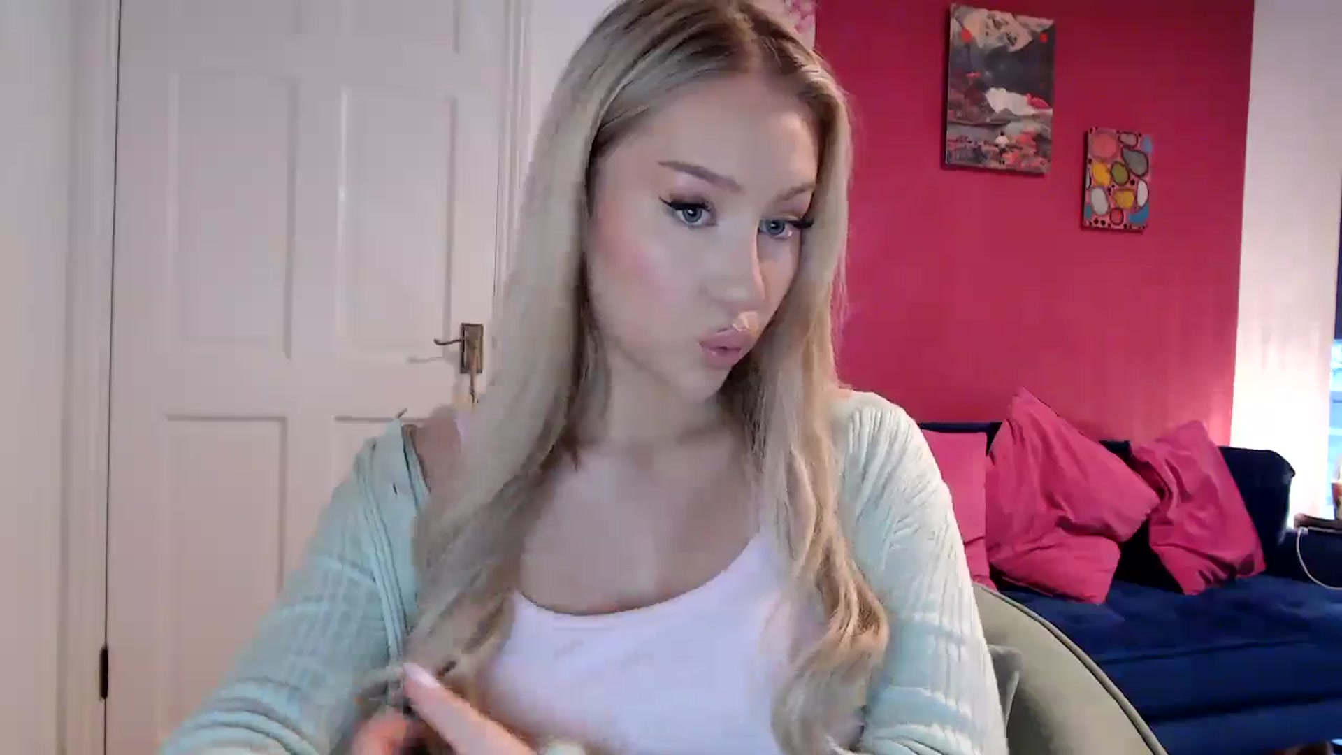 Gallery image thumbnail from PetiteAvax's myfreecams stream on, 05/07/2024, 18:52 image 16 of 20