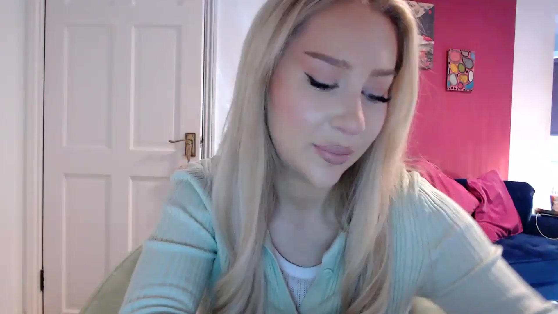 Gallery image thumbnail from PetiteAvax's myfreecams stream on, 05/07/2024, 18:52 image 1 of 20
