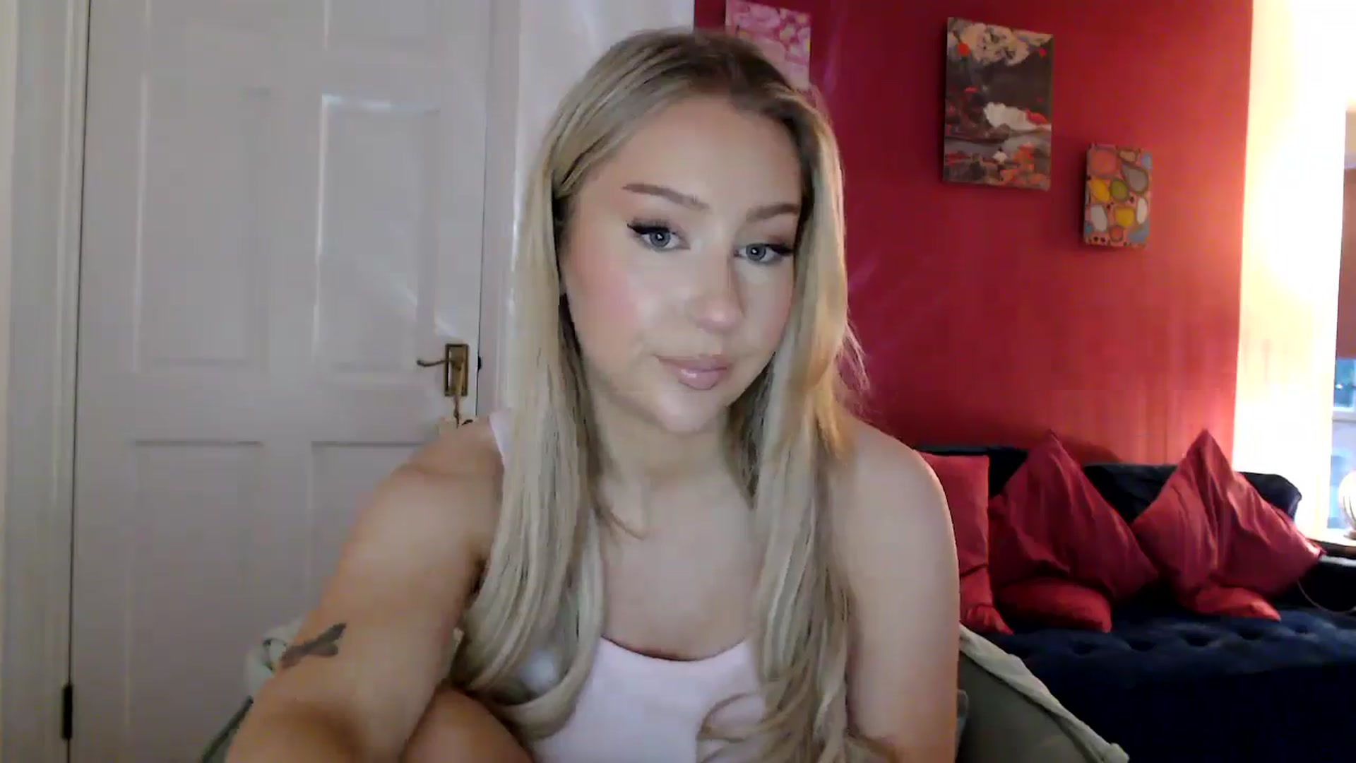 Gallery image thumbnail from PetiteAvax's myfreecams stream on, 05/07/2024, 19:59 image 5 of 20