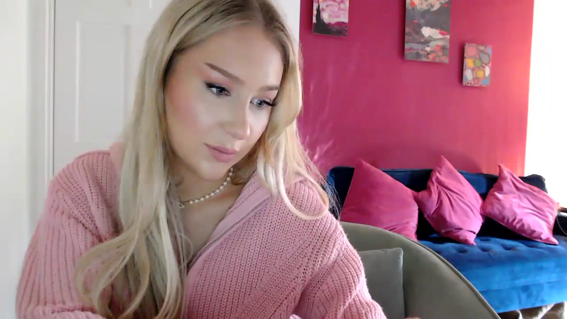 Gallery image thumbnail from PetiteAvax's myfreecams stream on, 05/08/2024, 18:41 image 3 of 20
