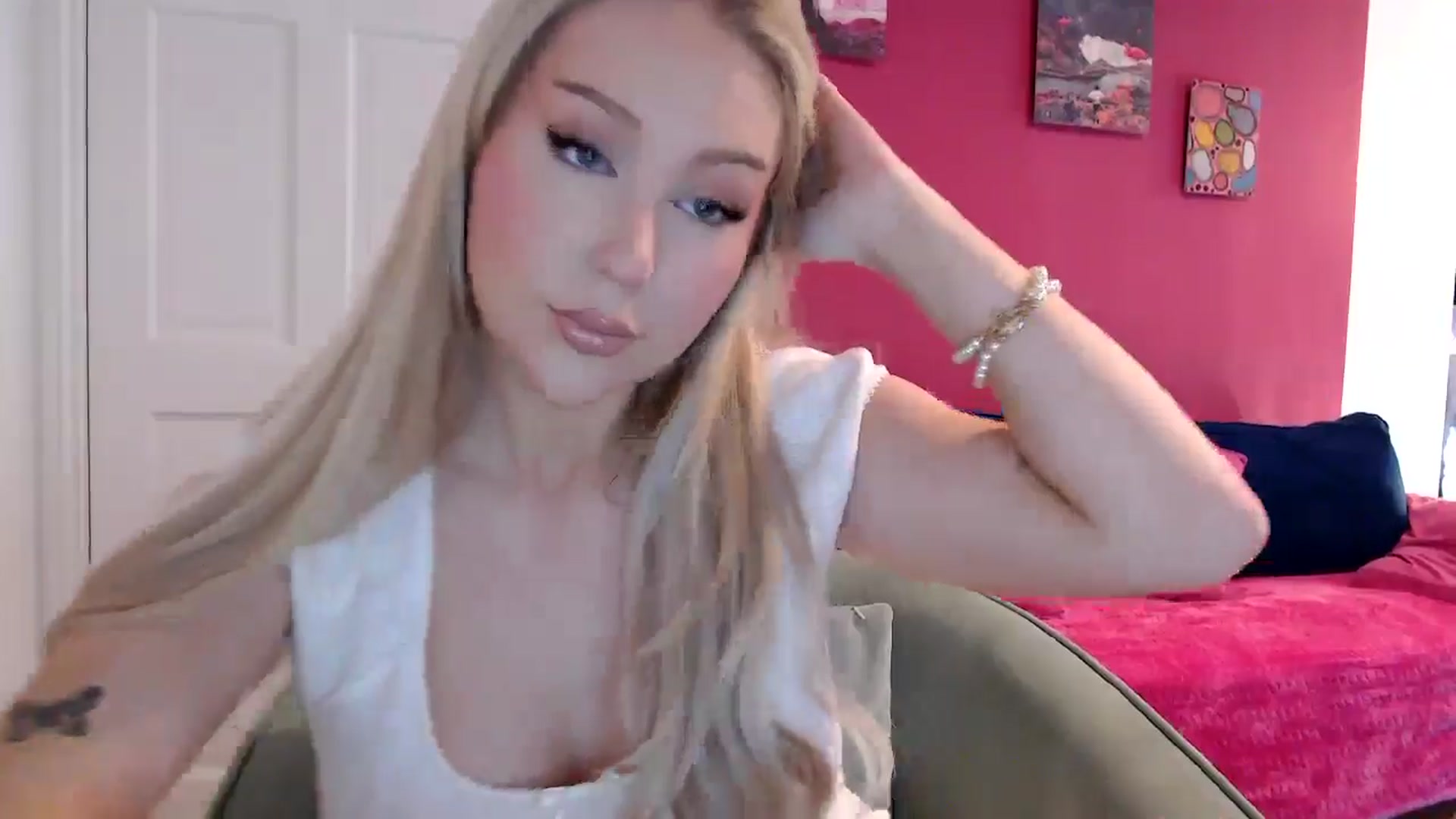 Gallery image thumbnail from PetiteAvax's myfreecams stream on, 05/13/2024, 16:46 image 5 of 20