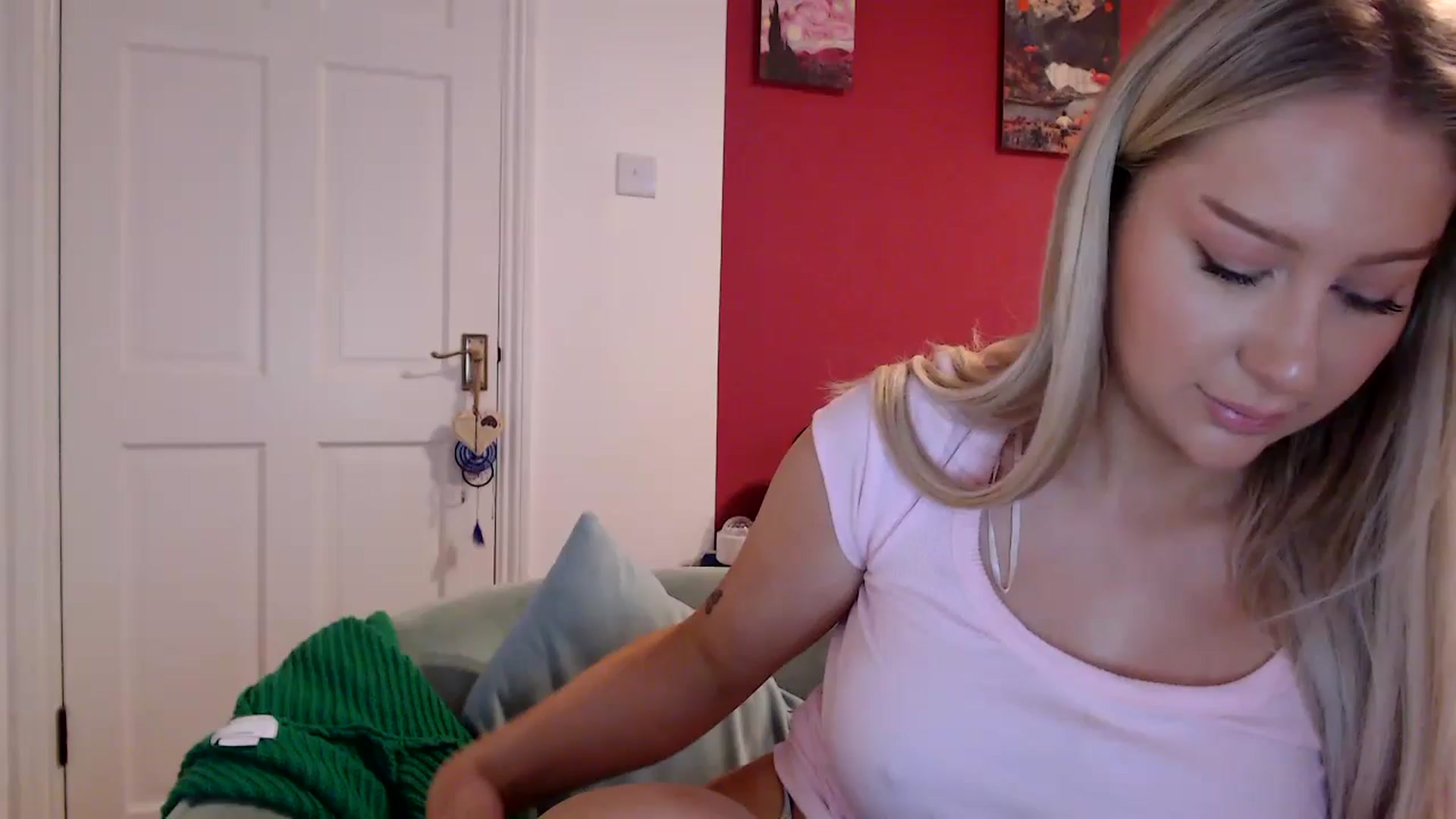 Gallery image thumbnail from PetiteAvax's myfreecams stream on, 05/14/2024, 21:38 image 18 of 20