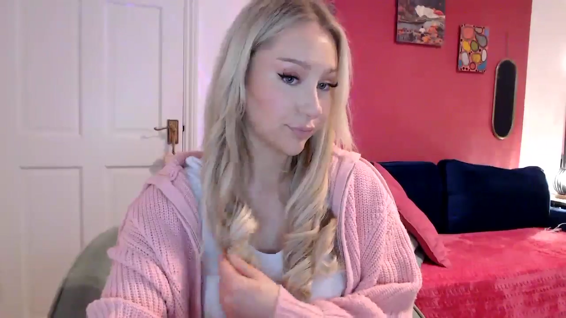 Gallery image thumbnail from PetiteAvax's myfreecams stream on, 05/16/2024, 20:25 image 4 of 20